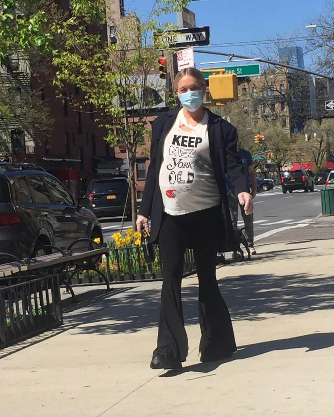 クロエ・セヴィニーさんのインスタグラム写真 - (クロエ・セヴィニーInstagram)「#bestNYshirt submission by #queenbee @haleywollens for @newyorknico competish!  #keepnewyorkoldANDROTTEN And yes this baby is due any second! I’m as big as our collective love for NYC!  Paparazzi shot by my boo @baby_seal777 🐛🍎」4月30日 0時26分 - chloessevigny