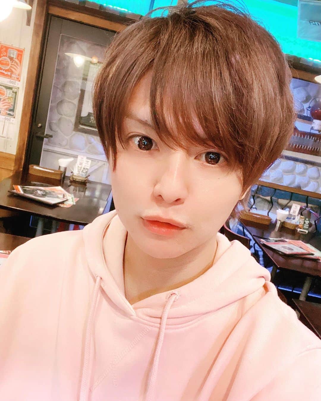 鈴木勤（ごんごん）さんのインスタグラム写真 - (鈴木勤（ごんごん）Instagram)「遅れましたが　28歳になりました。  もうおっさんですね。 るろうに剣心の剣心と同い年と思えばいいいんですかね？  でも　ラピュタのムスカ大佐とも同い年なんですよ。  目が目がァアアア！！！ とか言ってる年齢になりました。 どちらかと言えば　酒が飲みたすぎて ビールｩ！ビールｩ！！と叫んでる毎日です。  今年も宜しくお願いします。 適当にコメント返すね。  いつも　ありがとう。 (髪を切りました)」4月30日 0時37分 - gonsuzuki0425