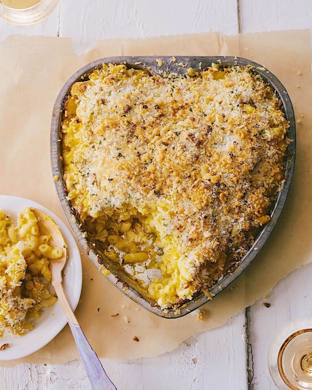 キャンディス・クマイさんのインスタグラム写真 - (キャンディス・クマイInstagram)「♥️creamy🧀butternut macaroni  made w pantry staples + meal prep for the whole week!  Serves 8 INGREDIENTS 1 medium squash, peeled, halved, seeded, and chopped into 1-inch cubes (1 can pumpkin or butternut squash//yams work too!) 4-6 garlic cloves, 2 sprigs fresh thyme (optional) 1 1/2 cans, 13.5 oz can coconut milk 3 tablespoons organic miso paste 4 cups pasta shells or penne, cooked and drained 1⁄4 cup plus 2 tablespoons nutritional yeast or your fave cheese Coconut oil or olive oil cooking spray, for the pan Herbed Bread Crumb Topping Ingredients: 1/2 cup bread crumbs 1 tablespoon granulated garlic powder 1/4 teaspoon sea salt 1/2 cup finely chopped kale or parsley leaves 2 tablespoons nutritional yeast (optional)  DIREX  Preheat the oven to 375 F. coat a 9×13-inch pan with cooking spray. In a large saucepan, combine the squash//pumpkin, garlic cloves, thyme sprigs, salt, and coconut milk. Cook over medium heat, uncovered, stirring occasionally, and making sure the pumpkin/squash is submerged. Simmer until fork-tender, about 30 minutes. Remove and discard the thyme sprigs. Carefully place the squash mixture in a blender. Add in miso paste and purée until all velvety smooth. Meanwhile, cook the pasta until al dente. Drain and rinse with cool water, remove all excess liquid. Spread the pasta in the prepared pan, and pour the squash/pumpkin–coconut milk purée over the pasta. Gently fold in the nutritional yeast or cheese and mix well to combine, ensuring that all noodles are coated. Cover the dish with aluminum foil and place in preheated oven. Bake for about 30 minutes, or until bubbly and cooked through. In a small bowl, combine the ingredients for the topping. Remove from the oven, uncover, and sprinkle the top with the herbed bread-crumb topping, followed by a sprinkle of the remaining 2 tablespoons nutritional yeast. Transfer to the broiler for 2 to 3 minutes」4月30日 0時38分 - candicekumai