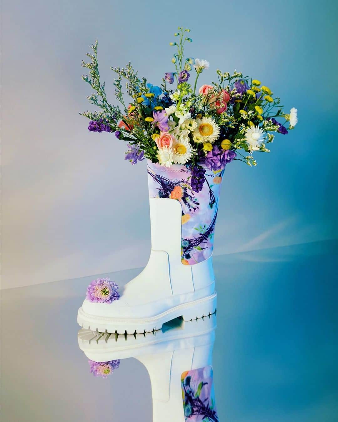 ルイ・ヴィトンさんのインスタグラム写真 - (ルイ・ヴィトンInstagram)「Celebrating spring. #LouisVuitton is sharing a selection of highlights from recent #LVEditorials.  A #LVMenSS20 Landscape Boot by @VirgilAbloh was captured by Edwin Zhang for Harper's Bazaar Men China.​」4月30日 0時41分 - louisvuitton