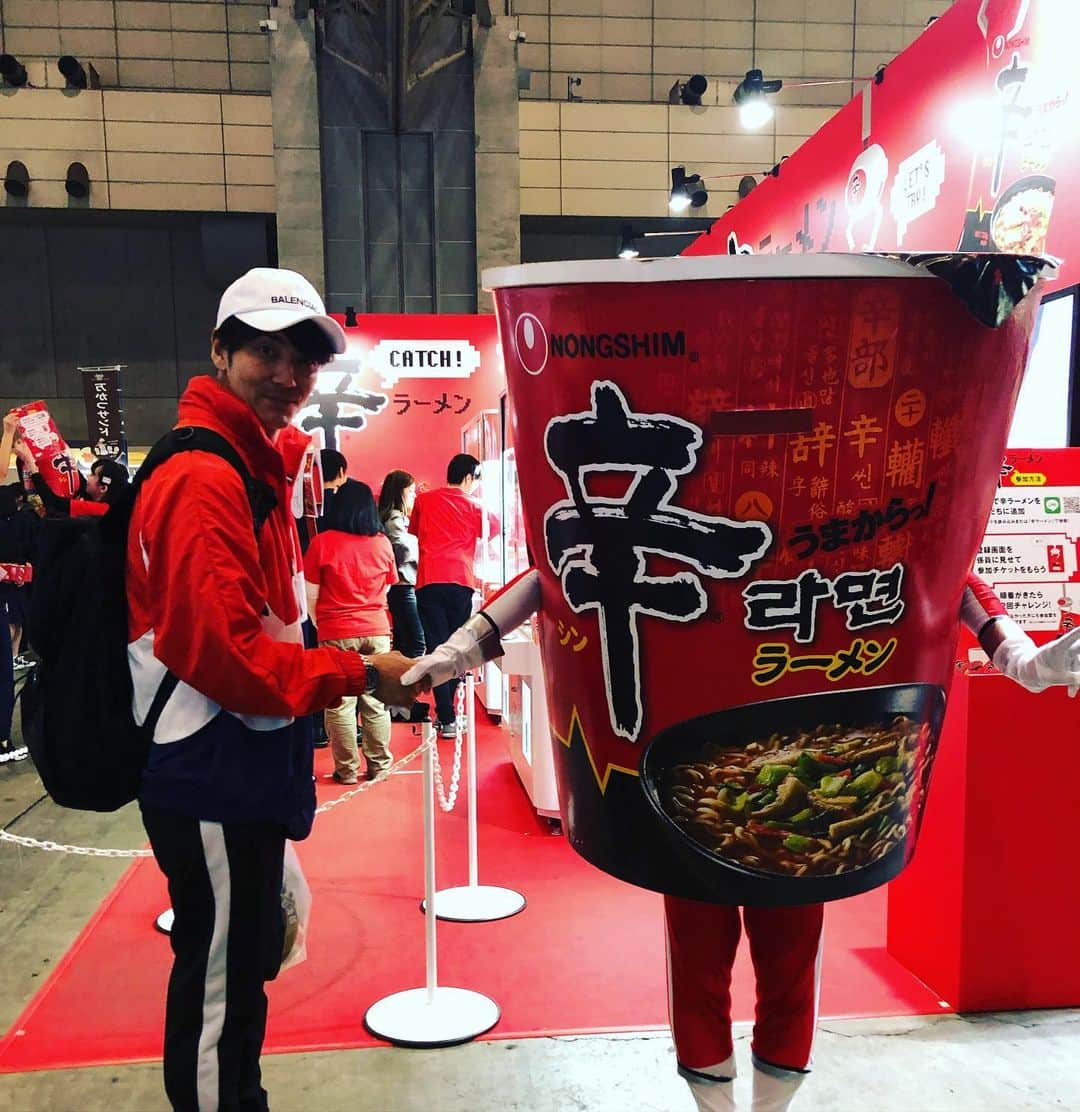 堤太輝さんのインスタグラム写真 - (堤太輝Instagram)「『辛ラーメン』のブース🍜 2019年のちょうど今日4月29日『ニコニコ超会議2019』にて👏 辛ラーメンがいたよw かわいいよ😄 辛ラーメンはみんな食べますよね！ 具を入れて食べ方は無限大👍 卵いれたり、チーズ入れたりね🤤 こんな食べ方あるよ！や、これしたらもっと美味しいよ！とかあれば、みなさんに教えて下さい🙌  皆様たくさんの書き込みいつもありがとうございます。 クォマオヨ〜♡ #辛ラーメン #신라면 #shinlamen #nongshim #nongshimnoodles  #シンラーメン #辛いラーメン  #辛 #袋ラーメン #カップラーメン #韓国ご飯 #韓国らーめん  #韓国好きな人と繋がりたい  #韓国料理好き #韓国料理好きな人と繋がりたい  #辛ラーメン好き #辛ラーメン好きと繋がりたい  #ニコニコ超会議2019」4月30日 0時42分 - 223_taiki