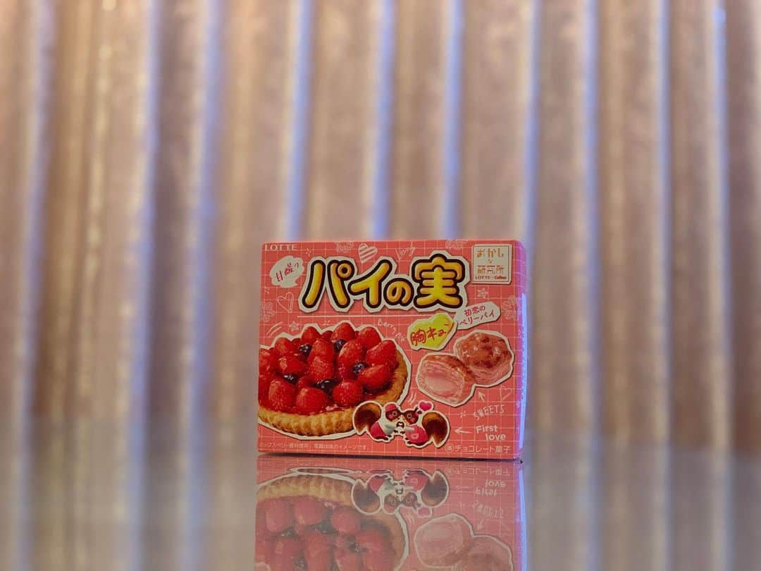 田中めぐみさんのインスタグラム写真 - (田中めぐみInstagram)「‪【🍓 #甘酸っパイの実 🍓】 ミックスベリーのチョコで、 初恋のような💓 甘酸っぱさを感じる「ベリーパイ」🥧 パッケージのリスちゃん達🐿 実は、幼なじみなのです🐿  2匹の恋の行方は…⁉️ パッケージを開いてみてくださいね💕  #ロッテ #LOTTE #パイの実 #初恋のベリーパイ #胸キュン ‪#駄菓子アナウンサー‬ ‪#駄菓子屋 #駄菓子女子 ‬ ‪#駄菓子 #日本駄菓子協会 #公認‬ ‪#HAP #horipro‬ ‪#田中めぐみ #アナウンサー‬ ‪#ホリプロ #ホリプロアナウンス室‬」4月30日 0時43分 - megumin5rp