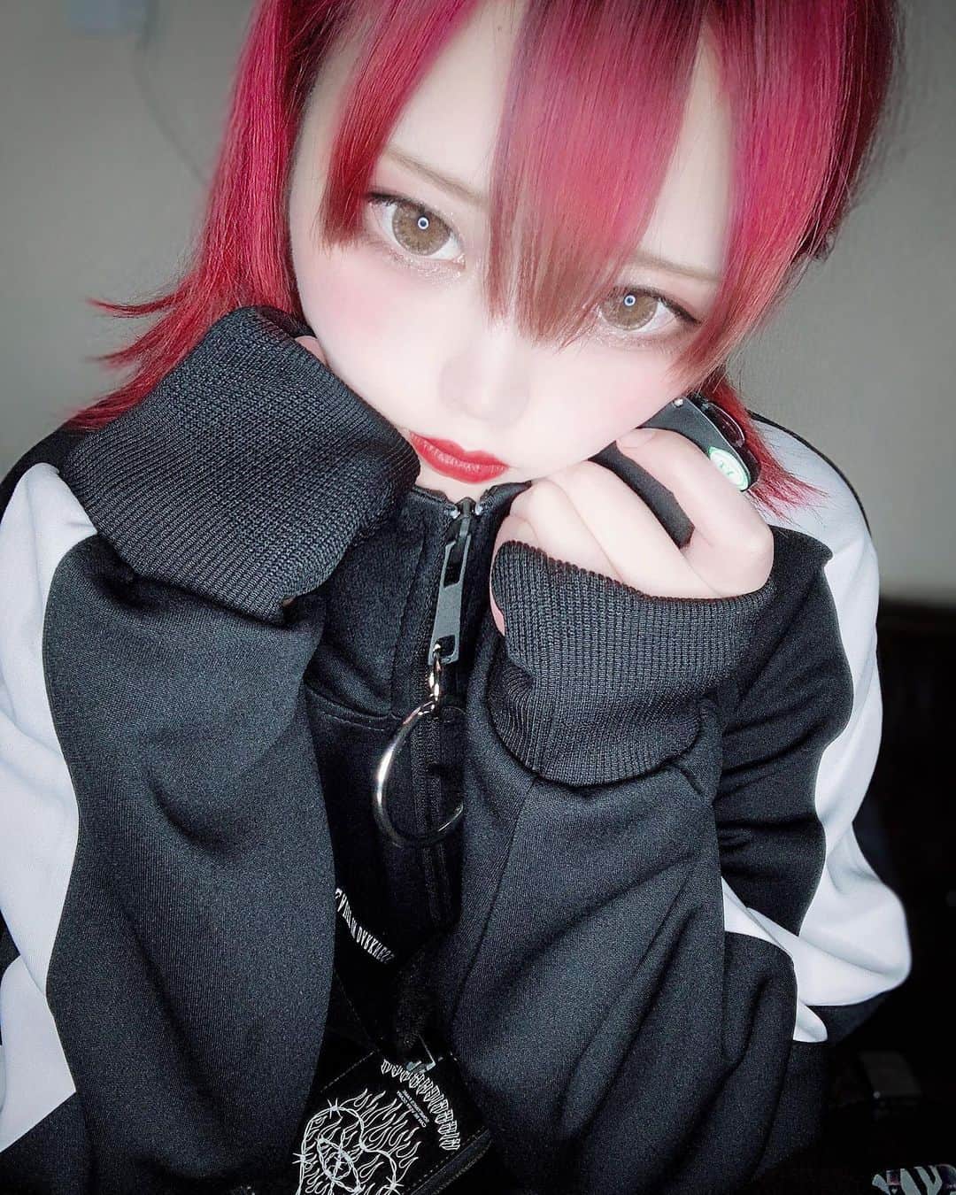 ももかわさんのインスタグラム写真 - (ももかわInstagram)「。 わんわん お外に行きたいよぉ🦴 #病みかわいい #病みメイク #kry #kawaiifashion #派手髪 #派手髪女子」4月30日 0時43分 - omochi.0111