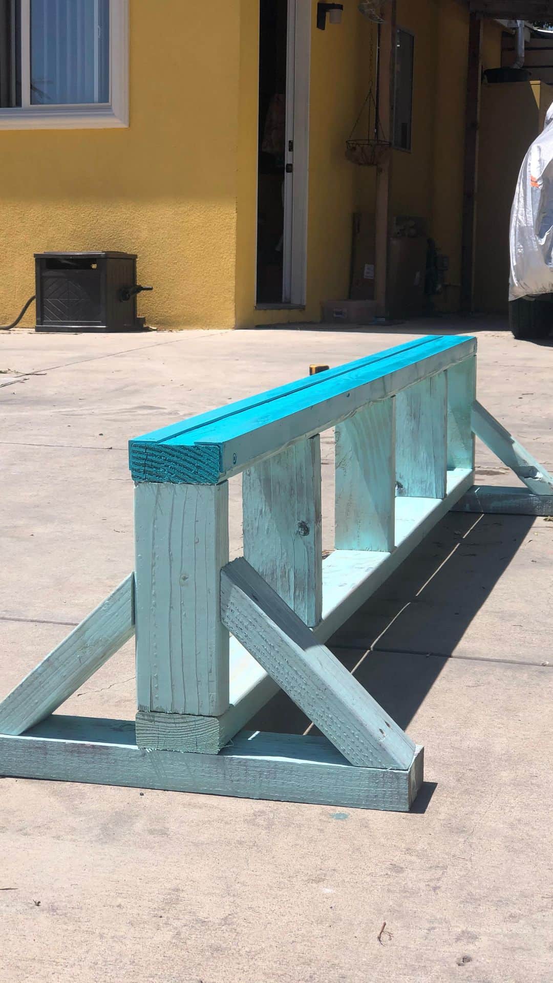 マニー・サンティアゴのインスタグラム：「So for all the people stuck at home that want or need to skate, you can build a Flat Bar out of 2x4s. I will post the plans on the next Post. Below are the instructions:  Materials: 2 - 2x4s at 6 Feet 5 - 2x4s at 9 Inches 2 - 2x4s at 7 Inches cut at 45 degrees 2 1/4 inch Screws Angle iron or Bed frame 😂🤷🏽‍♂️ ENJOY! (Neighbors Not NEEDED For Build)🤣」