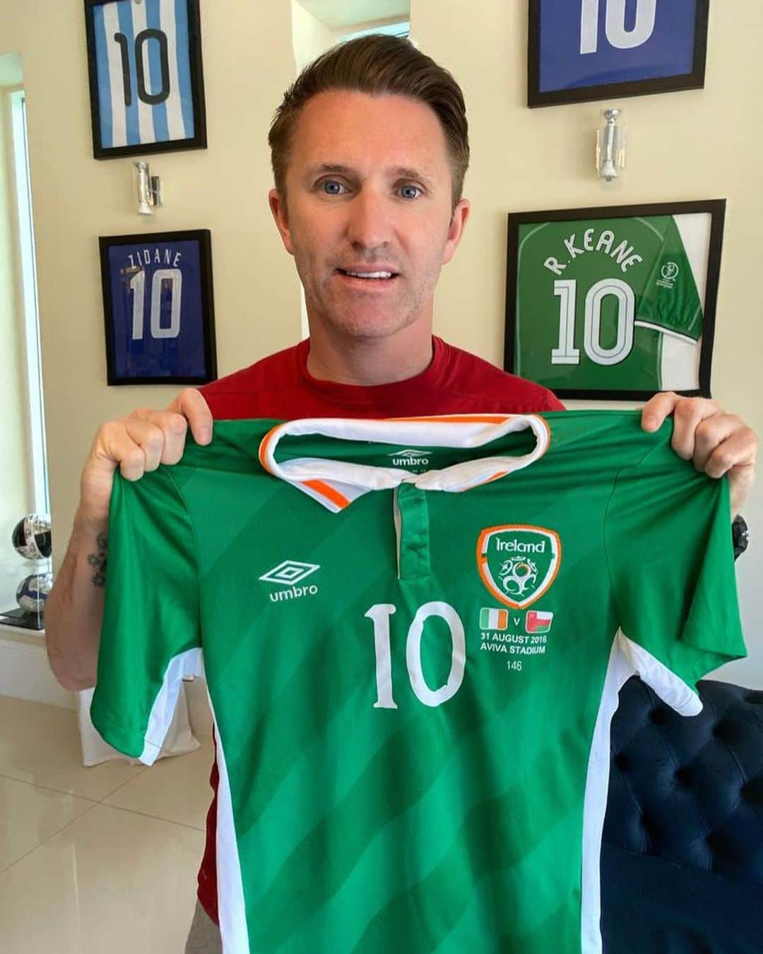 ロビー・キーンさんのインスタグラム写真 - (ロビー・キーンInstagram)「As a thank you for your huge support of #ourhospitalheroes fundraiser I am donating my Ireland jersey which was the last jersey I wore for Ireland v Oman, my 146th and final cap for Ireland. To be in with a chance to win my jersey and my watch click on the link in my Bio and make a donation and I will be picking the winners next week. Good luck☘️ #ourhospitalheroes #wereinthistogether」4月30日 0時52分 - robbiekeane