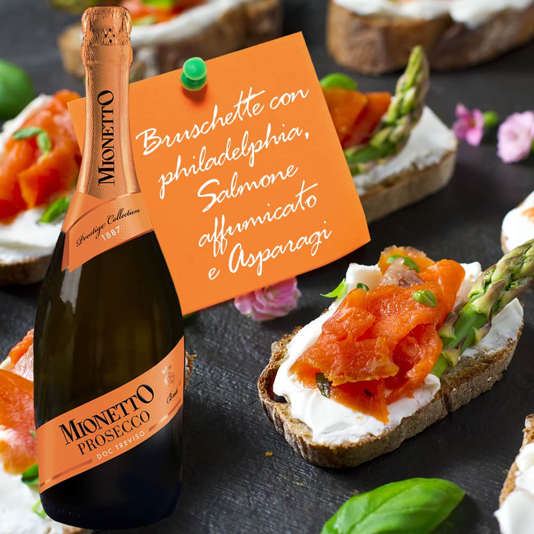のインスタグラム：「Oggi prepariamo un piatto semplice e gustoso. Condividi con noi la tua versione! 🍴🥣🥂 INGREDIENTI  Una baguette 1 confezione di philadelphia (250 gr) 200 gr di salmone affumicato 25 asparagi verdi 1 spicchio di aglio Olio  PROCEDIMENTO  Tagliate le fette di pane con spessore di circa mezzo centimetro. Tostale sulla piastra o in forno. Spalmate il pane con il Philadelphia. Adagiate una fetta di salmone affumicato sul formaggio. Nel frattempo pelate lo spicchio d’aglio, tritatelo e fate soffriggere con un giro d’olio in padella. Pulite gli asparagi, togliete la parte più dura del gambo, tagliateli a bastoncini e adagiateli in padella, lasciando fuori le punte. Fate cuocere a fuoco basso per dieci minuti col coperchio, aggiungete le punte degli asparagi, salate e cuocete per altri 5 minuti.  #mionettoprosecco #mionettoinsieme #iorestoacasa  Bevi Mionetto responsabilmente」
