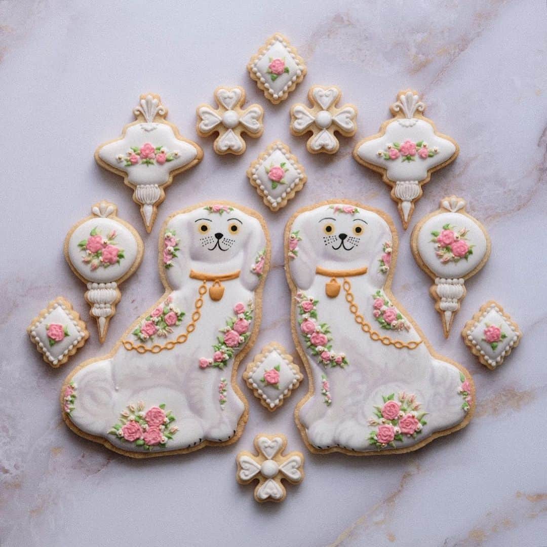 KUNIKAのインスタグラム：「I made vintage Staffordshire dog figurine cookies🐶﻿ It was modeled on the 1940s dogs that I bought at the Spitalfields market antique day.﻿🇬🇧 ﻿ 前々回のインスタライブで作ったスタッフォードシャードッグのクッキー。﻿ いろんな色を使いたくなるところをグッと堪えて、陶器っぽく見えるカラーでまとめました。 今週の日曜日の夜にまたゆるりとアイシングしながらインスタライブやる予定です、よろしければぜひ...🌷﻿ ﻿ ﻿ ﻿ ﻿ #artofkunika #sugarcookies #decoratedcookies #cookieart #decoratedsugarcookies #royalicing #royalicingcookies #cookiedecorating #customcookies #cookiesofinstagram #cookiedesign #cookieartist #instacookie #staffordshiredogs #スタッフォードシャードッグ #pottery #アイシングクッキー」