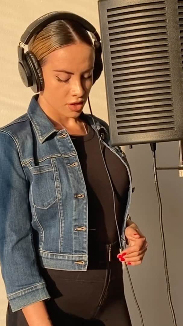 ソフィア・スフォルツァのインスタグラム：「Io ed il super musicista @diversofficialmusic @nb_artdirection abbiamo deciso di fare questa #cover in #quarantena per regalarci un po’ di arte in questo momento così delicato ... ascoltate e fateci sapere cosa ne pensate!  Ps. The song is in Spanish and French and I’m Italian so y’all don’t be mad at me for my accent, I tried my best 😊 • • • #soha #milpasos #latinmusic #sofialucreziasforza」