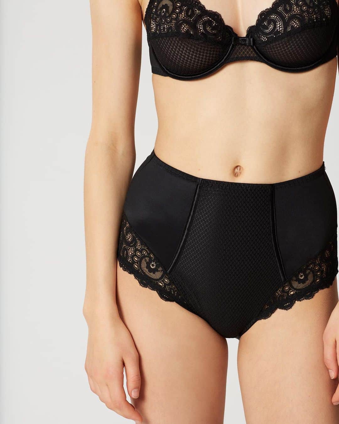 レジャビーのインスタグラム：「Et si on était un peu rétro ? —— What if we were a bit retro? #gaby #maisonlejaby #details #retro #histoire #lingerie #frenchlingerie」