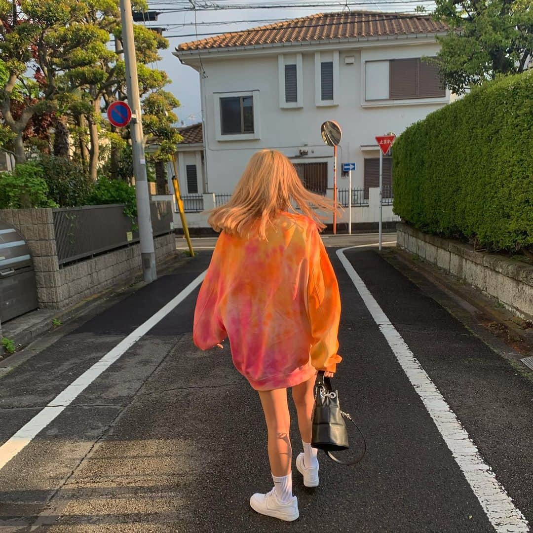 滝口成美のインスタグラム：「派手派手になっちゃったけど、 自分でタイダイ染めして楽しかった🎨」