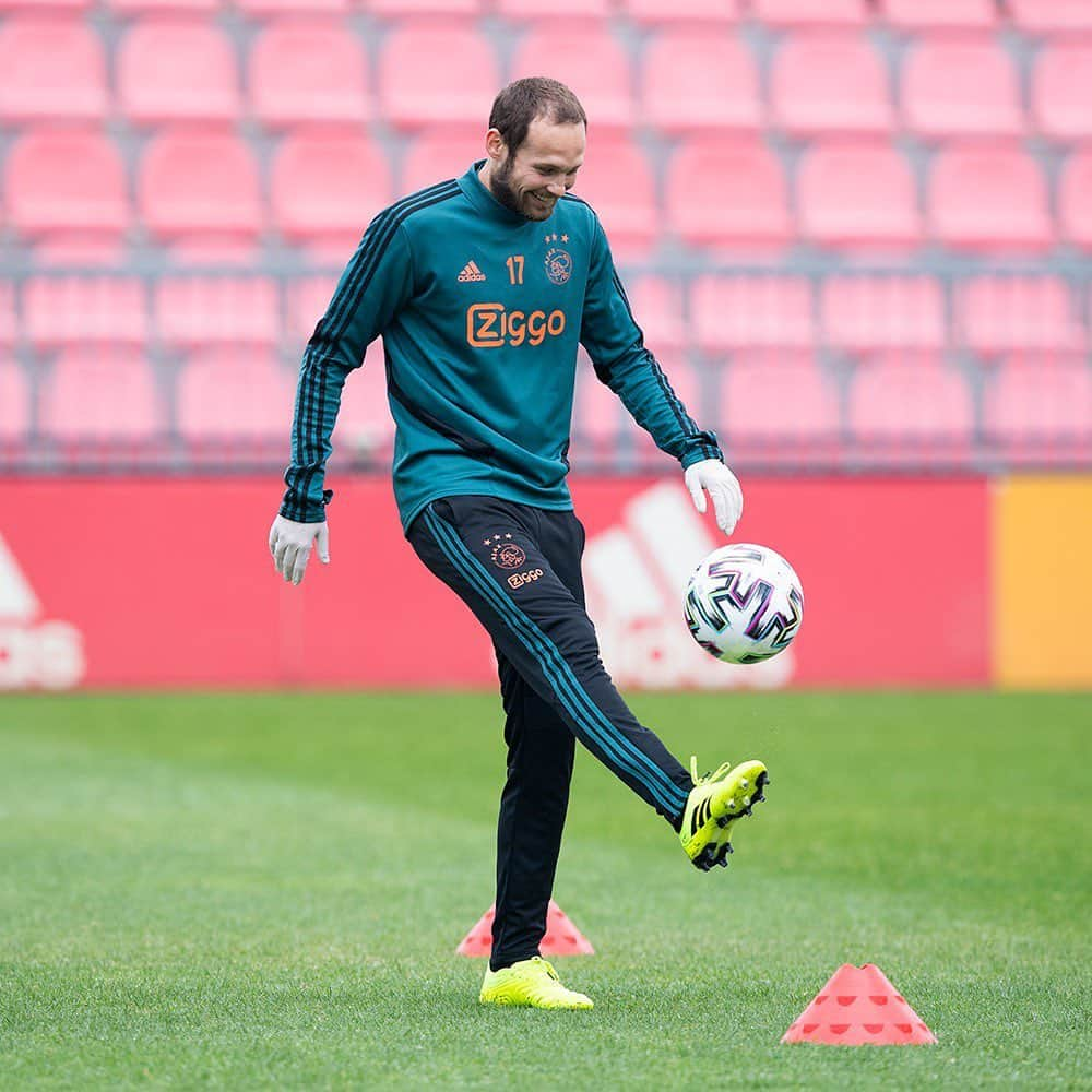 デイリー・ブリントのインスタグラム：「Back on the pitch! Happy Days ⚽️🙌🏻」