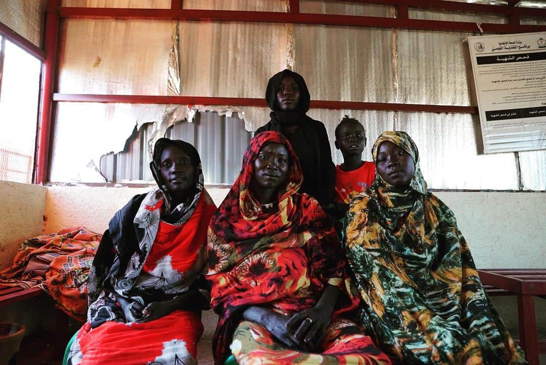 堀潤のインスタグラム：「スーダン南コルドファン。村々を訪ね歩き素敵な女性達に出会った。「私たちにも教育の機会を」と主張する彼女達。英語を学びビジネスを始めたいと真っ直ぐ前を見て、これからの役割について語っていた。#自宅旅 #sudan」