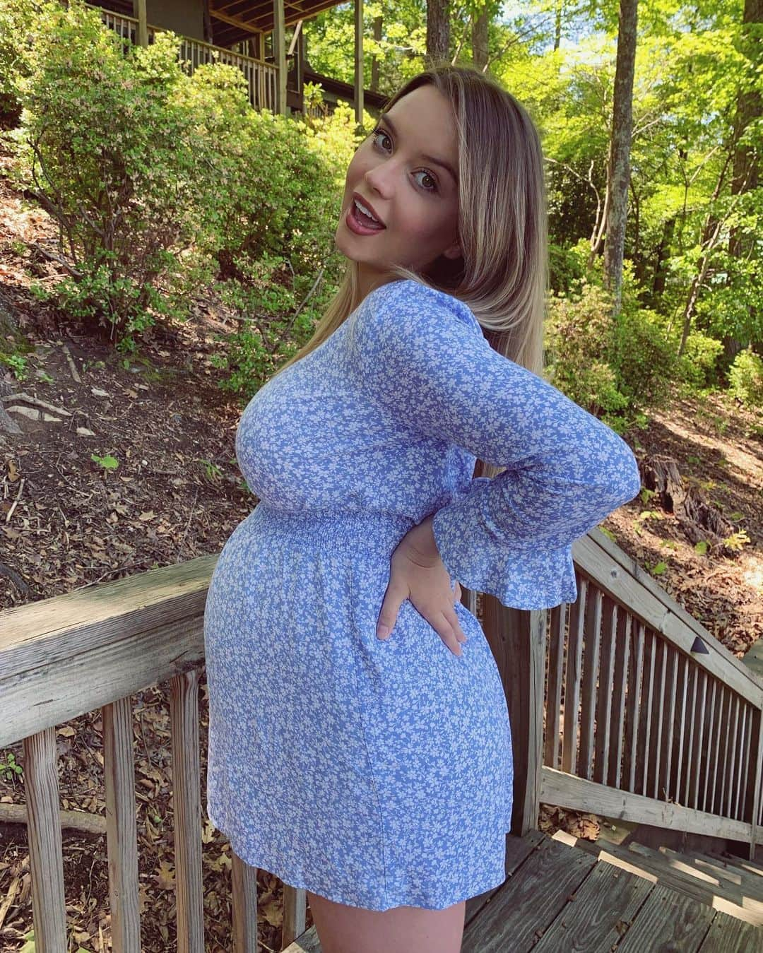 Lauren Hanleyのインスタグラム：「😅 #30weekspregnant」