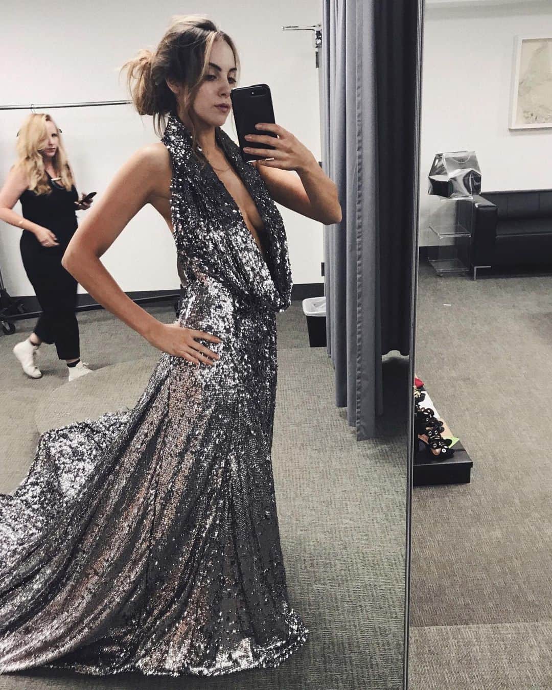 エリザベス・ギリースのインスタグラム：「Just found these photos from my first fitting for Season 1. Can you tell which ones Fallon ended up wearing? Meredith, we were so young!! 😩」