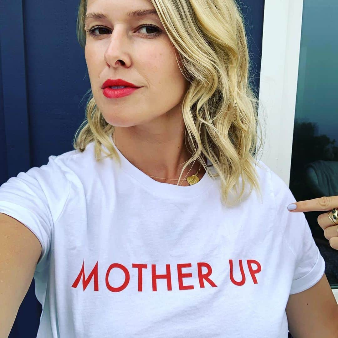 サラ・ライトさんのインスタグラム写真 - (サラ・ライトInstagram)「I can’t imagine going through this mothering journey without my mama friends to lean on. Today I’m mothering up for young moms who need our support! Proceeds from this “mother up” shirt will go towards helping pregnant and parenting teens in LA’s foster care system. I love a gift that gives back - this would be the sweetest gift for your favorite mamas out there for Mother’s Day! Visit @allianceofmoms to purchase a tee of your own and show your support. #MOTHERUP #momsformoms」4月30日 1時16分 - swrightolsen