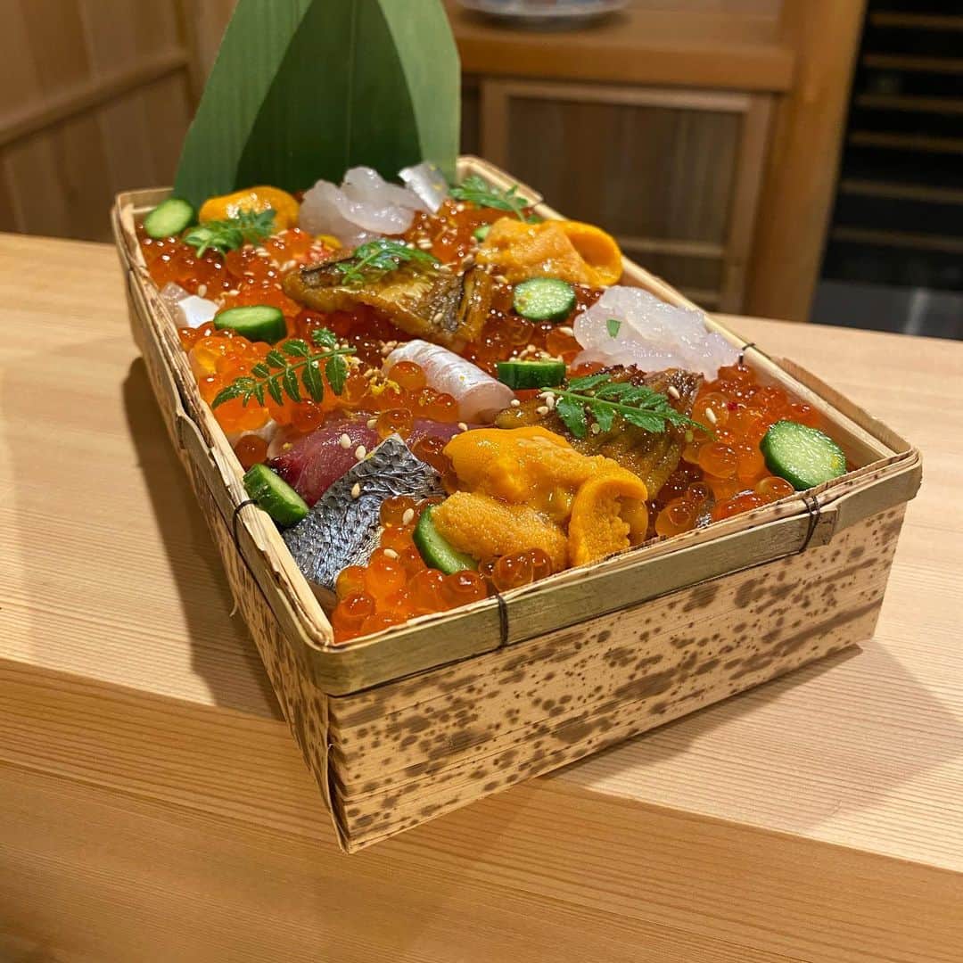 Masayasu Moritaのインスタグラム：「もはや、宝石箱でしかない東麻布天本さんのチラシです。  いくらの下にはたっぷり魚介が入っています。無論、味は語るまでもなく最高でした。  きっとこの日はラッキーデーですね。普段入っていないネタも入ってるようです。 @masamichiamamoto さん、ご馳走様でした。  #もりたま飯 #foodie #foodgasm #foodphotography #foodstagram #美食 #グルメ #foodporn #instaeats #instafood #toprestaurants #snapyummy #eeeeeats #eattheworld #instafoodie #toptokyorestaurants #tokyogourmet #wheretoeattokyo #tokyorestaurants #tokyoeats #japanesefood #sushi #鮨 #takeout #おうち時間」