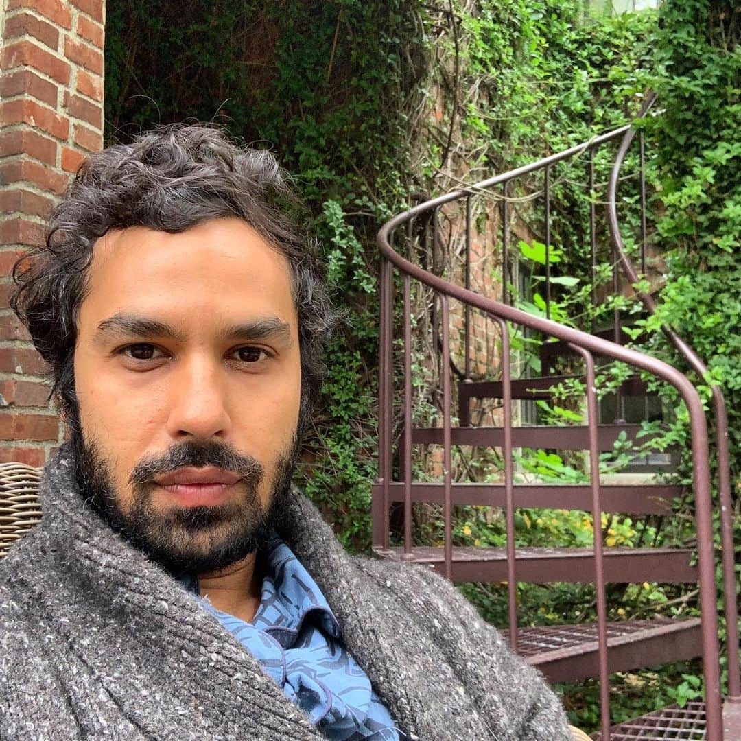 クナル・ネイヤーのインスタグラム：「Unfortunately today, I will not be able to join all of you on IG live as well as no meditation on @buddhainjeans. All is well I just have some press I have to get through. I’ll be back tomo same place same time:) then Thor and Dr Jones! And Hug tiiiiime. Today your homework- is wherever you are at this very moment, check in with yourself and make sure you’re feeding your mind good food. Love you.」