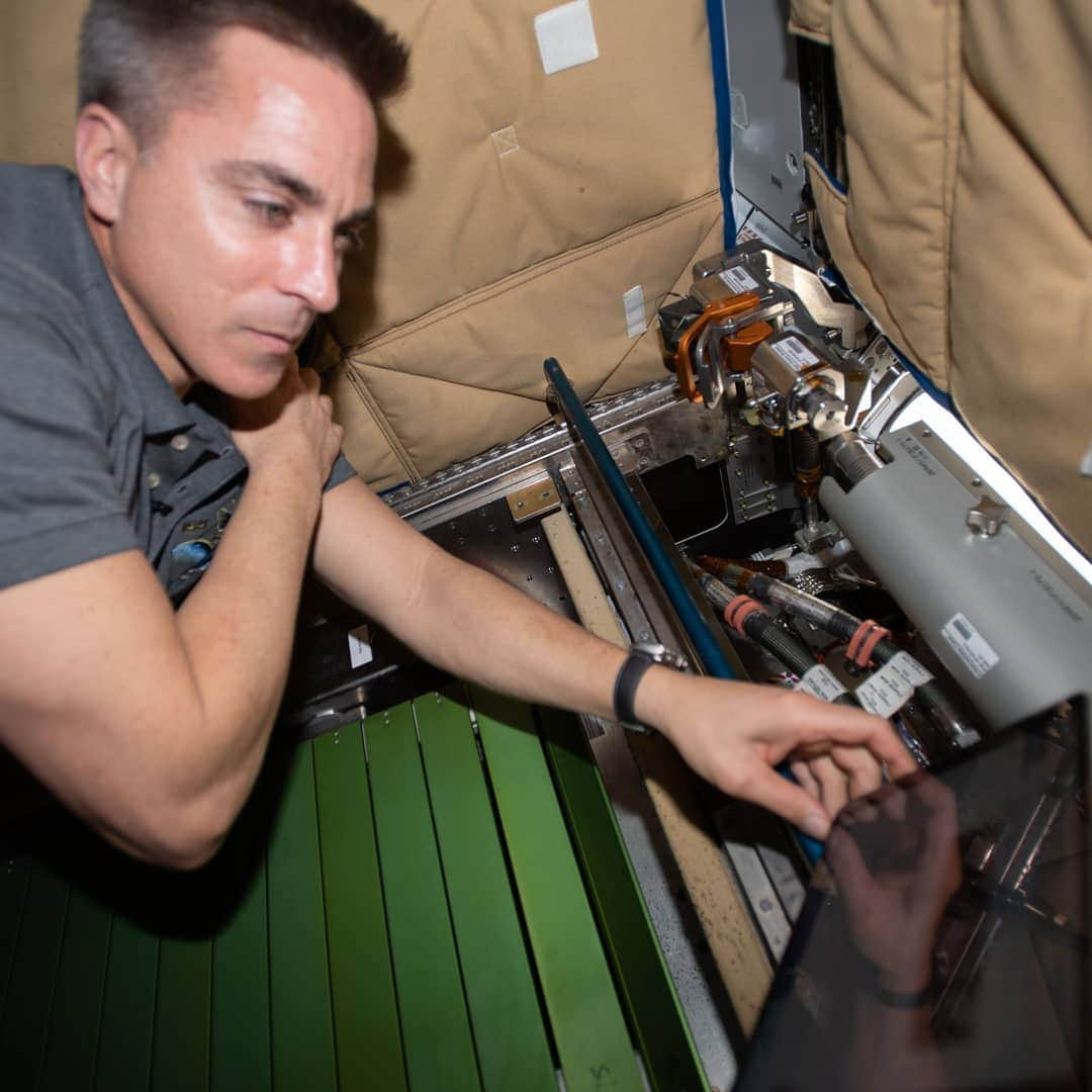 国際宇宙ステーションさんのインスタグラム写真 - (国際宇宙ステーションInstagram)「Expedition 63 Commander Chris Cassidy of NASA conducts a wide variety of operations aboard the International Space Station. Here he services an exercise treadmill (pic 1) and replaces components (pic 2) inside the Combustion Integrated Rack that enables safe fuel, flame and soot studies in microgravity.  #nasa #astronaut #exercise #treadmill #science #combustion #International #space #station」4月30日 1時34分 - iss