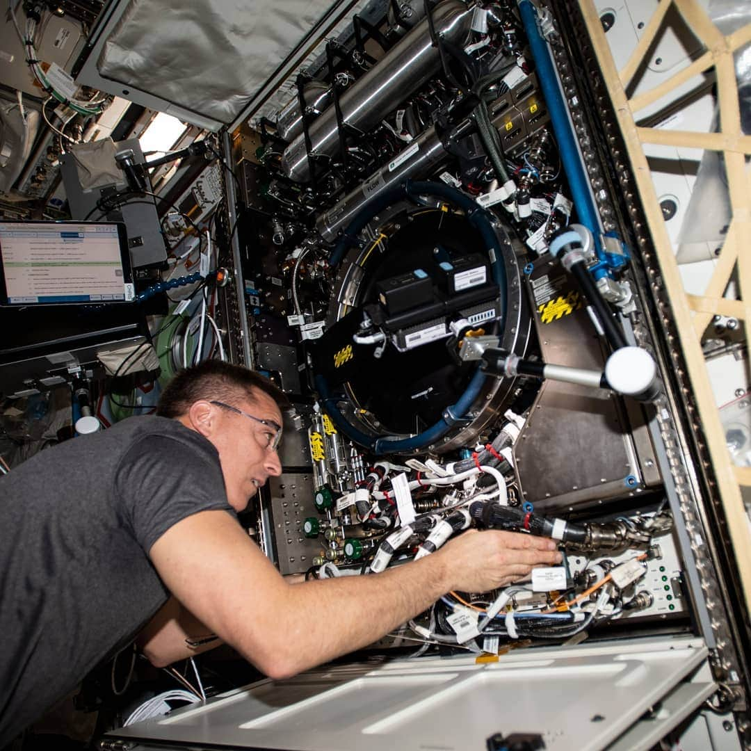 国際宇宙ステーションさんのインスタグラム写真 - (国際宇宙ステーションInstagram)「Expedition 63 Commander Chris Cassidy of NASA conducts a wide variety of operations aboard the International Space Station. Here he services an exercise treadmill (pic 1) and replaces components (pic 2) inside the Combustion Integrated Rack that enables safe fuel, flame and soot studies in microgravity.  #nasa #astronaut #exercise #treadmill #science #combustion #International #space #station」4月30日 1時34分 - iss