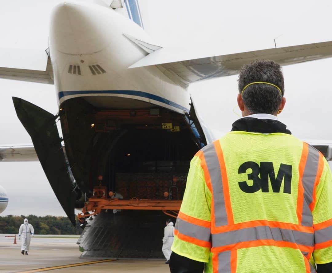 3M（スリーエム）のインスタグラム：「Landing recently in Baltimore with more than 4 million respirators, this shipment of #PPE will help healthcare workers in the U.S. Sourced from our 3M plants in Asia with U.S. government assistance and distributed by @fema, these will aid in the fight against #COVID19.」