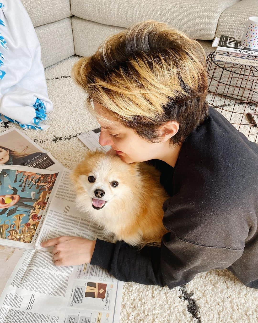 イングリッド・ニールセンさんのインスタグラム写真 - (イングリッド・ニールセンInstagram)「Tayto is an AVID reader of the NYT 📰 He especially loves the Arts & Leisure section... mostly because he’s an expert in leisure! 🐶💕」4月30日 1時52分 - ingridnilsen