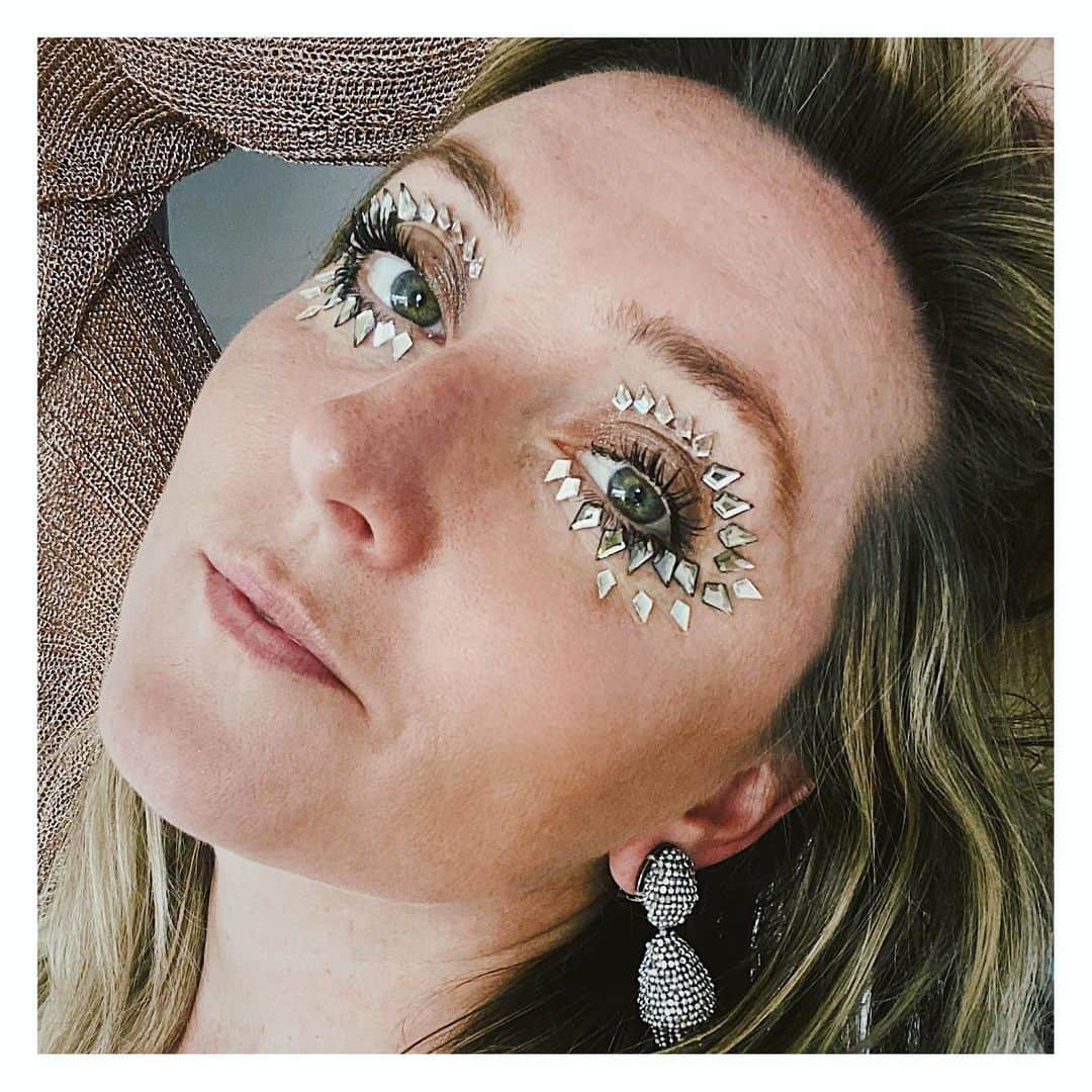 JO BAKERさんのインスタグラム写真 - (JO BAKERInstagram)「LOOK • INTO • THE • LIGHT 🤍 Shimmering metallic taupe lids with sparkling adornments ...using the exact same colors I used on #lucyboynton for #goldenglobes2020 ...this is my exaggerated #cheermyselfup version using #pewter and #silver @swarovski crystals !! Missing my @lucyboynton1 and cannot wait for the day we are reunited!!!!! 🥂  #memyselfandi #makeup #makeupartist #athome #jobakermakeupartist using 1 x @welovecoco cream #eyeshadow and mascara and the sparkles on top! #simple yet totally #dramatic more vids and #tutorial tips coming on stories and next post!! ✨」4月30日 2時04分 - missjobaker