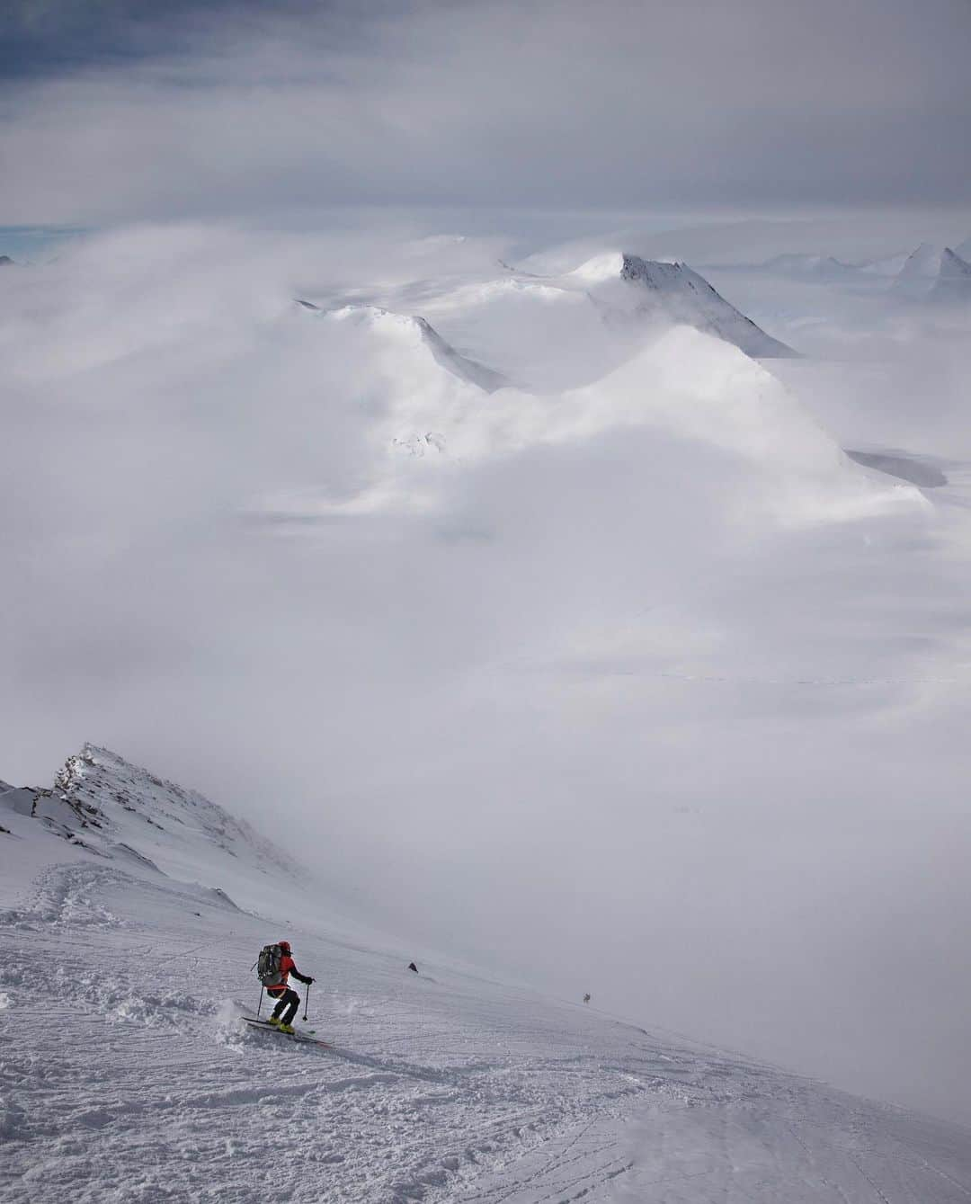 ジミー・チンさんのインスタグラム写真 - (ジミー・チンInstagram)「@hilareenelson likely carrying more than her share of the load on Mount Tyree. After several days of prep and getting into position for an attempt on the 7000ft NW face of Tyree, we spent two days pushing on the mountain. Unfortunately major avy indicators and conditions dictated the day. 5000ft of steep climbing to our high point meant reversing 5000ft on our front points with beautiful skiing off to our side. Sirens calling but we avoided the temptation. A few turns near the bottom were all we got. Sometimes the goal is just to live to ski another day. ⁣ ⁣ I’ve known @hilareenelson for almost twenty years. Incredible to watch her storied career unfold in the mountains over that time. I don’t know how many expeditions she’s been on but it’s a lot...by any standard. I’d always admired Hilaree’s tenacity and endless motivation as well as her humor and low key demeanor. Don’t mistake that for being timid. She’s not. Among other accolades, she was the first woman to climb both Everest and Lhotse in 24 hours, she was National Geographic’s Explorer of the year in 2018 and recently, w @jimwmorrison, made the first descent of Papsura Peak in India and the Lhotse Coulior on the fourth highest peak in the world. In short she has quietly been amassing some of the most serious ski mountaineering first descents on the planet. ⁣ ⁣ My first expedition with Hilaree was in 2011 when we skied Denali together. I checked her sled one day and realized she had been adding much of the weight and gear of other less experienced members of the team on her sled. I could barely move it. It goes without saying that’s the kind of partner you want on an expedition. Someone that’s got your back. It was a pleasure to be back in the mountains with Hilaree in Antarctica. It’d had been a while since we shared a rope.⁣ ⁣ ⁣@thenorthface⁣ @yeti」4月30日 2時15分 - jimmychin