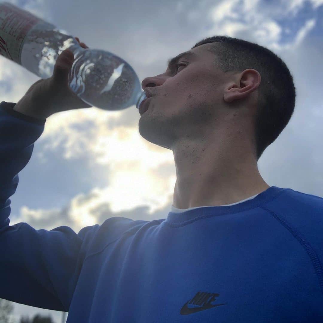 ミケーレ・カンポレーゼのインスタグラム：「Che sia uno spiraglio di luce verso il ritorno alla normalità ?! 🤞 #trainingday#motivational#seteepica#puoaccompagnaresolo#picoftheday#nike#MC31」