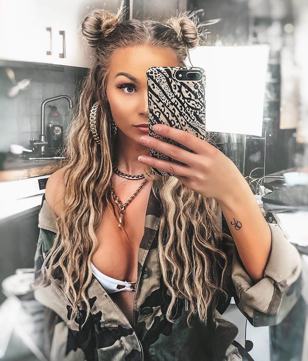 Keelaのインスタグラム：「♌️Vilket stjärntecken är du? Verkar jag som ett typiskt lejon?🦁」