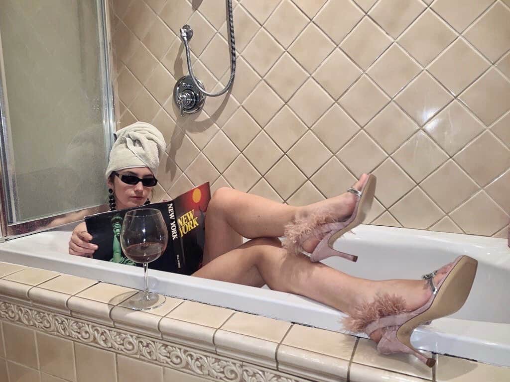 ジャンナメリアーニさんのインスタグラム写真 - (ジャンナメリアーニInstagram)「My quarantine mood: a glass of wine and my favorite Gianna Meliani shoes always on ✨ #GiannaMeliani #SS20 #BeReady #NewSeason」4月30日 2時48分 - giannameliani