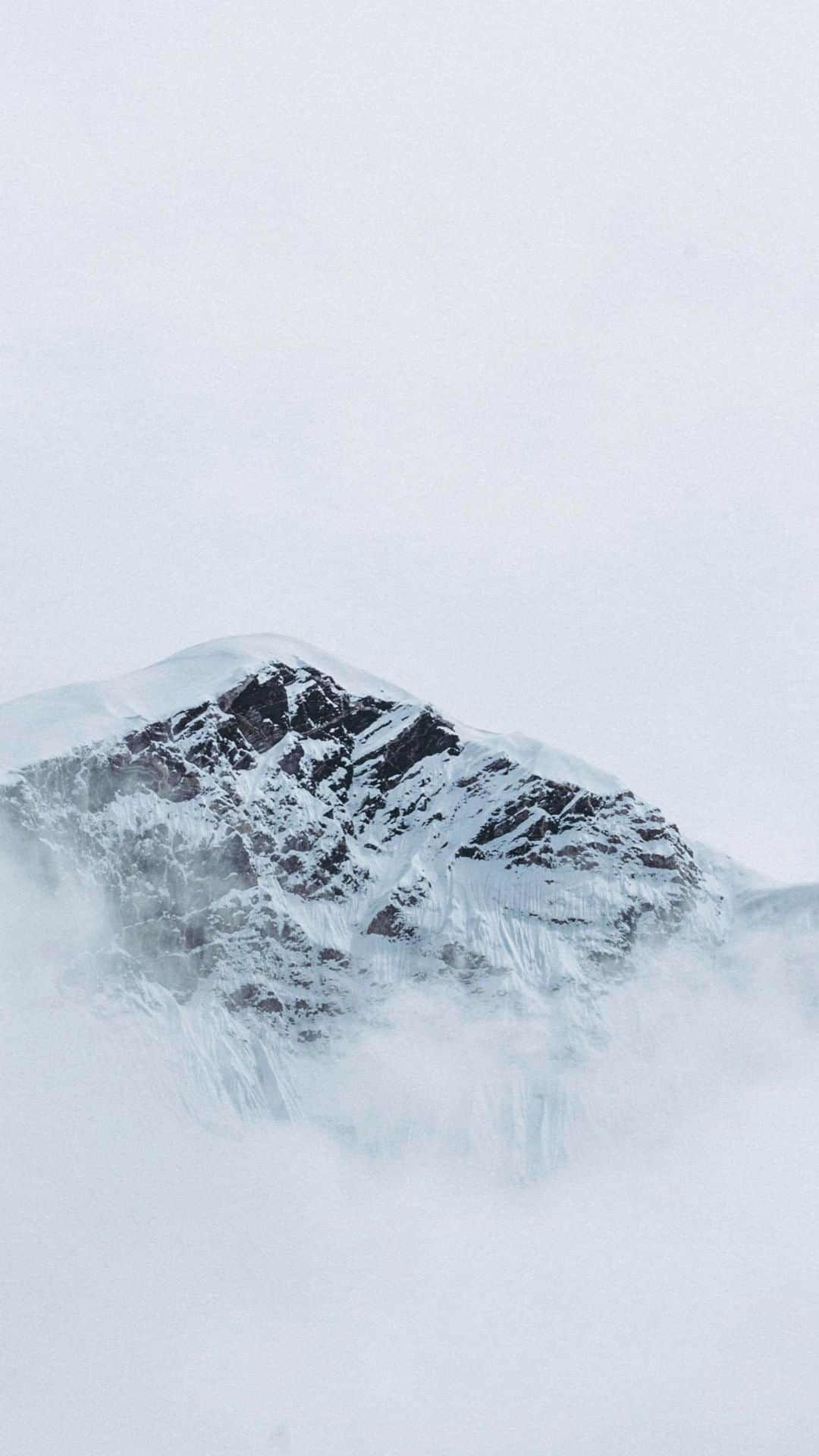 マウンテンハードウェアのインスタグラム：「Ever wondered what it takes to get to the roof of the world? To many, Everest is a special, iconic place to visit, making it a bucket-list item for climbers and mountaineers around the world. But a summit is neither simple or given... 10x Everest summiter @garrettmadison1 knows how to plan, pack, and prepare for success. Watch as he takes us through his best advice for a successful climbing expedition.  Produced By: Louder Than Eleven (LT11.com)  Original Composition By: Michael Wideburg (fizzixproductions.com)  Additional Footage Provided By: Elia Saikaly (eliasaikaly.com)」