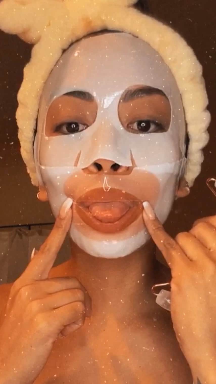 リアン Vのインスタグラム：「Face/lip mask | @loopsbeauty Night Shift & Weekly Reset  Toner face mist | Vita C Mist @respektco  Under eye | @dermalogica Stress Positive Eye Lift  Oil | @dermalogica Phyto Replenish Oil Moisturizer | @bliss Vitamin C Tri Peptide」