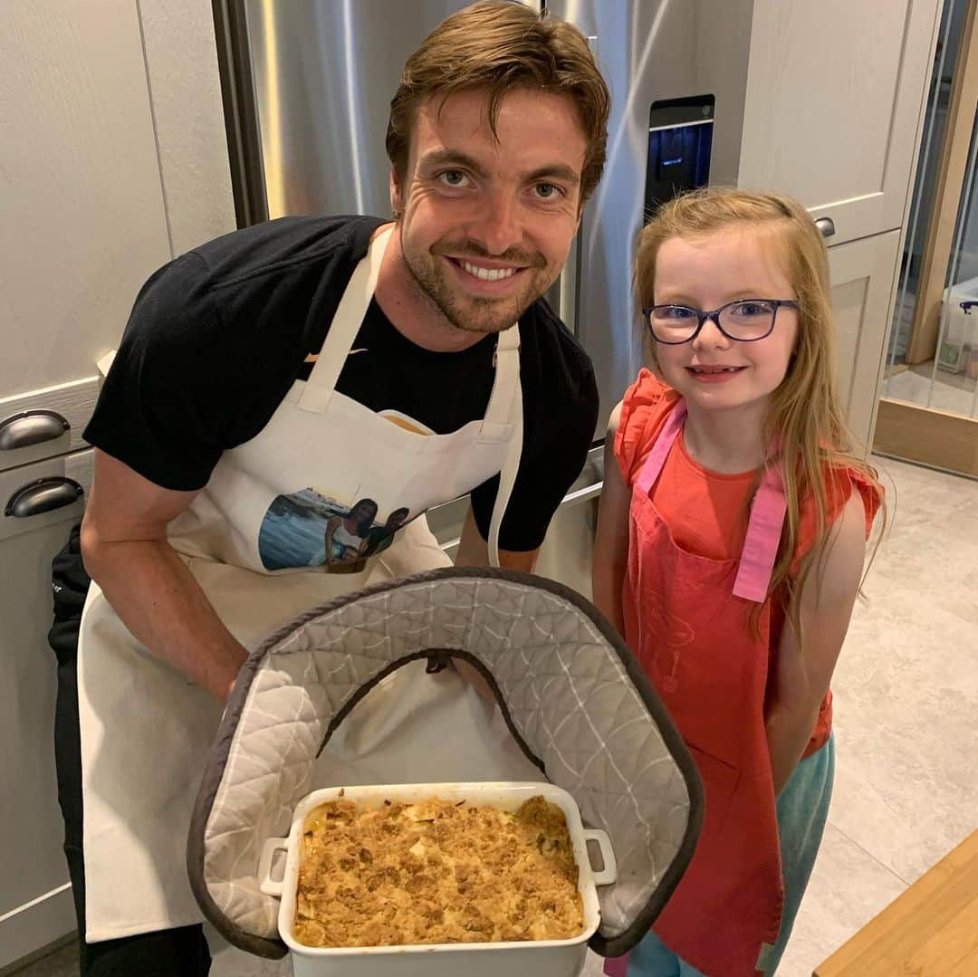ティム・クルルのインスタグラム：「1st ever cooking lesson with my partner in crime.. vegetable curry and apple crumble 👨🏻‍🍳 thanks @timm_klose_gt 👏🏻#foodie #foodpoisoning」