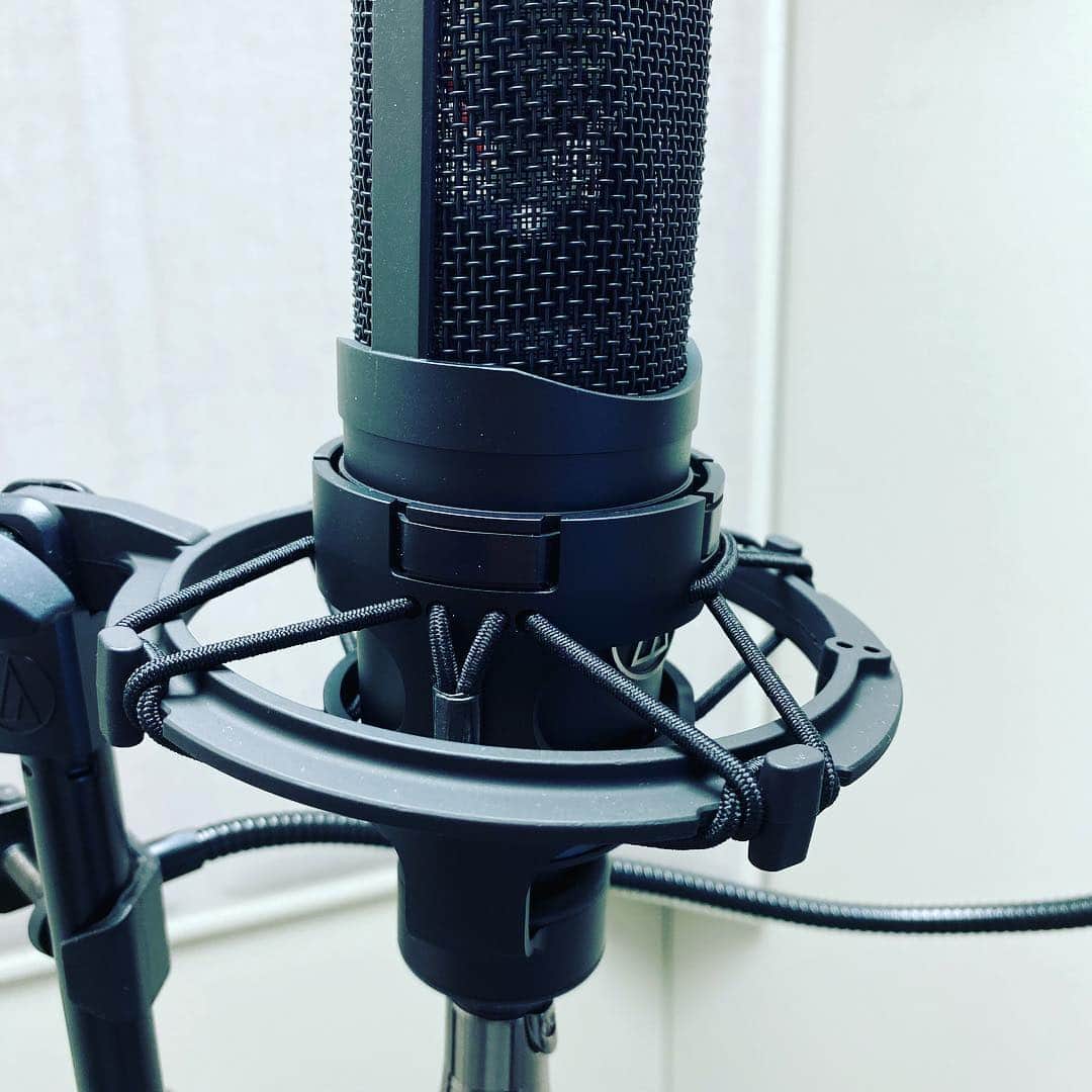 ISEKIのインスタグラム：「おハレルヤ☀️ 新しいマイクが届きました🎙 以前ORBさんから頂いたマイクシールドを通して後はオーディオインターフェースの別売だったPCに繋ぐコードが届くだけ！  今日も良き1日を✨」