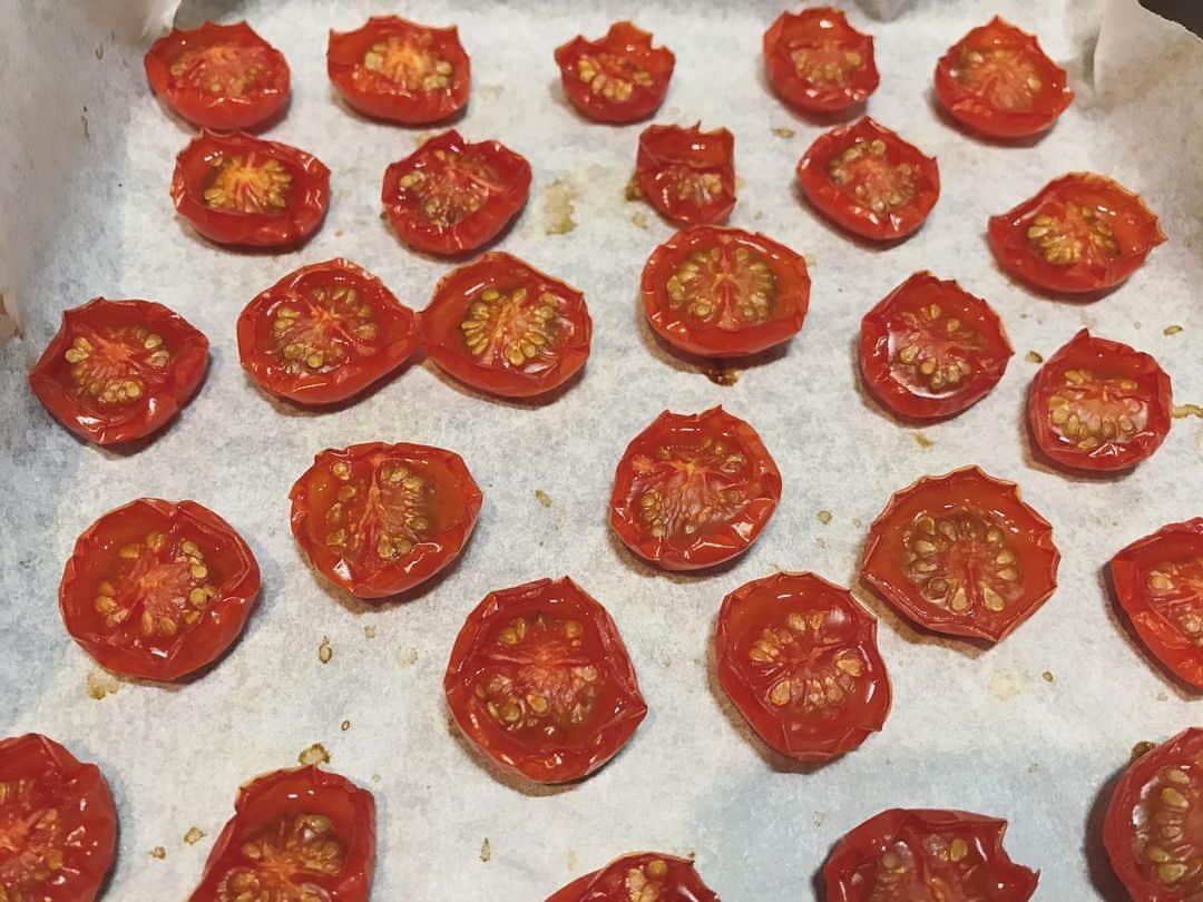 秦まり子さんのインスタグラム写真 - (秦まり子Instagram)「🌼🍅🌼🍅🌼🍅🌼 #tomatoes #stayhome」4月30日 13時17分 - marikohata_
