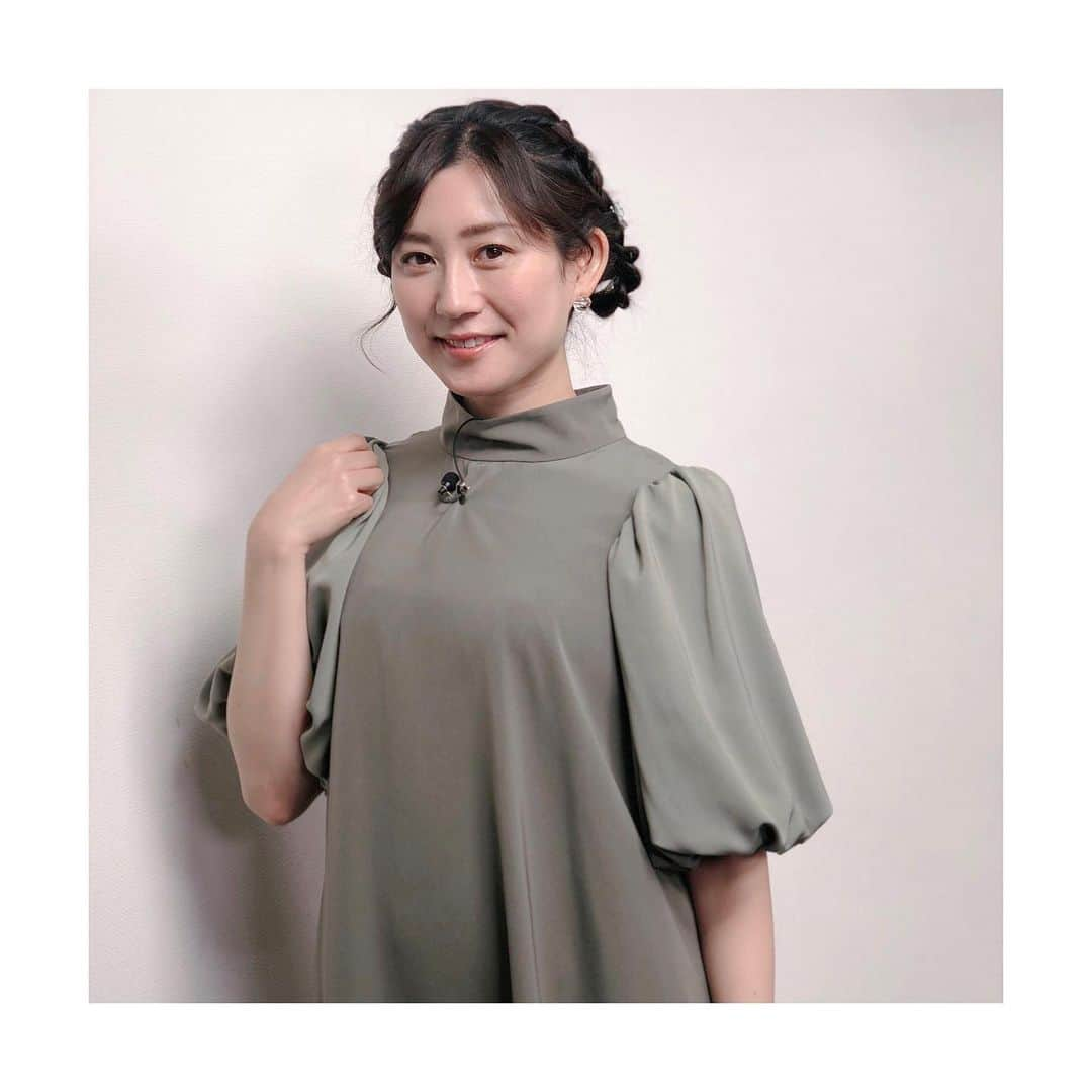 佐々木瞳さんのインスタグラム写真 - (佐々木瞳Instagram)「【4/18ヒットナビ👗衣装】 （※こちらも4/6に都内にて収録しています） ・ 今年の人気くすみカラーのグリーンワンピース🍀 大きめのバルーン袖、 ウエストで切り替えしなしで、足もとまであるAラインのロング丈が可愛い💕 甘めなデザインなんだけれど、 くすみグリーンで上品さもプラス🎀 バックは、少し肌が見えるデザインになってるよ😘 #衣装 #smeralda #ヒットナビ #福島放送 #佐々木瞳 #アナウンサー #佐々木瞳アナウンサー #春コーデ #春コーディネート #春コーディネートスタイル #春が好き #ワンピース #くすみカラー #くすみグリーン #くすみグリーンワンピース #くすみグリーンコーデ ・ ・ ヘアスタイルは、編み込み&三つ編みをして、２つにまとめて🎀シンプルな白黒のお花の髪飾りをつけて上品な春らしいヘアスタイルにしてもらったよ🌸 #アレンジヘア #ヘアスタイル #テレビ用ヘアメイク #編み込みアレンジ #編み込みアレンジヘア ・ ・ 今回は、おいしさと栄養にこだわったグラノーラとドライフルーツ、カルビー「フルグラ」を紹介🍎🍏甘さを控えめにしてリニューアル✨ 私も毎朝、ミルクやヨーグルトに混ぜたりして食べてるよ🍽💕 #フルグラ #グラノーラ #ドライフルーツ #カルビー #朝食にぴったり」4月30日 13時10分 - hitomihappygirl1026