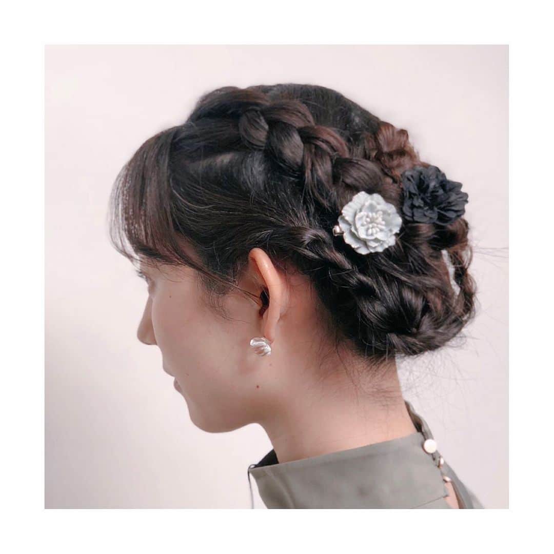 佐々木瞳さんのインスタグラム写真 - (佐々木瞳Instagram)「【4/18ヒットナビ👗衣装】 （※こちらも4/6に都内にて収録しています） ・ 今年の人気くすみカラーのグリーンワンピース🍀 大きめのバルーン袖、 ウエストで切り替えしなしで、足もとまであるAラインのロング丈が可愛い💕 甘めなデザインなんだけれど、 くすみグリーンで上品さもプラス🎀 バックは、少し肌が見えるデザインになってるよ😘 #衣装 #smeralda #ヒットナビ #福島放送 #佐々木瞳 #アナウンサー #佐々木瞳アナウンサー #春コーデ #春コーディネート #春コーディネートスタイル #春が好き #ワンピース #くすみカラー #くすみグリーン #くすみグリーンワンピース #くすみグリーンコーデ ・ ・ ヘアスタイルは、編み込み&三つ編みをして、２つにまとめて🎀シンプルな白黒のお花の髪飾りをつけて上品な春らしいヘアスタイルにしてもらったよ🌸 #アレンジヘア #ヘアスタイル #テレビ用ヘアメイク #編み込みアレンジ #編み込みアレンジヘア ・ ・ 今回は、おいしさと栄養にこだわったグラノーラとドライフルーツ、カルビー「フルグラ」を紹介🍎🍏甘さを控えめにしてリニューアル✨ 私も毎朝、ミルクやヨーグルトに混ぜたりして食べてるよ🍽💕 #フルグラ #グラノーラ #ドライフルーツ #カルビー #朝食にぴったり」4月30日 13時10分 - hitomihappygirl1026