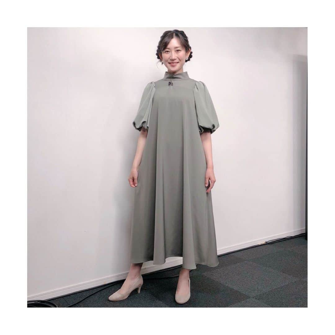 佐々木瞳さんのインスタグラム写真 - (佐々木瞳Instagram)「【4/18ヒットナビ👗衣装】 （※こちらも4/6に都内にて収録しています） ・ 今年の人気くすみカラーのグリーンワンピース🍀 大きめのバルーン袖、 ウエストで切り替えしなしで、足もとまであるAラインのロング丈が可愛い💕 甘めなデザインなんだけれど、 くすみグリーンで上品さもプラス🎀 バックは、少し肌が見えるデザインになってるよ😘 #衣装 #smeralda #ヒットナビ #福島放送 #佐々木瞳 #アナウンサー #佐々木瞳アナウンサー #春コーデ #春コーディネート #春コーディネートスタイル #春が好き #ワンピース #くすみカラー #くすみグリーン #くすみグリーンワンピース #くすみグリーンコーデ ・ ・ ヘアスタイルは、編み込み&三つ編みをして、２つにまとめて🎀シンプルな白黒のお花の髪飾りをつけて上品な春らしいヘアスタイルにしてもらったよ🌸 #アレンジヘア #ヘアスタイル #テレビ用ヘアメイク #編み込みアレンジ #編み込みアレンジヘア ・ ・ 今回は、おいしさと栄養にこだわったグラノーラとドライフルーツ、カルビー「フルグラ」を紹介🍎🍏甘さを控えめにしてリニューアル✨ 私も毎朝、ミルクやヨーグルトに混ぜたりして食べてるよ🍽💕 #フルグラ #グラノーラ #ドライフルーツ #カルビー #朝食にぴったり」4月30日 13時10分 - hitomihappygirl1026