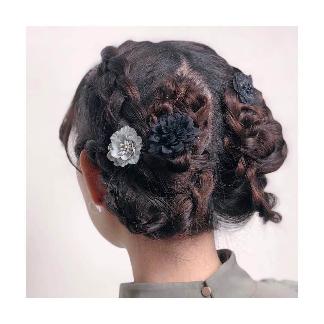 佐々木瞳さんのインスタグラム写真 - (佐々木瞳Instagram)「【4/18ヒットナビ👗衣装】 （※こちらも4/6に都内にて収録しています） ・ 今年の人気くすみカラーのグリーンワンピース🍀 大きめのバルーン袖、 ウエストで切り替えしなしで、足もとまであるAラインのロング丈が可愛い💕 甘めなデザインなんだけれど、 くすみグリーンで上品さもプラス🎀 バックは、少し肌が見えるデザインになってるよ😘 #衣装 #smeralda #ヒットナビ #福島放送 #佐々木瞳 #アナウンサー #佐々木瞳アナウンサー #春コーデ #春コーディネート #春コーディネートスタイル #春が好き #ワンピース #くすみカラー #くすみグリーン #くすみグリーンワンピース #くすみグリーンコーデ ・ ・ ヘアスタイルは、編み込み&三つ編みをして、２つにまとめて🎀シンプルな白黒のお花の髪飾りをつけて上品な春らしいヘアスタイルにしてもらったよ🌸 #アレンジヘア #ヘアスタイル #テレビ用ヘアメイク #編み込みアレンジ #編み込みアレンジヘア ・ ・ 今回は、おいしさと栄養にこだわったグラノーラとドライフルーツ、カルビー「フルグラ」を紹介🍎🍏甘さを控えめにしてリニューアル✨ 私も毎朝、ミルクやヨーグルトに混ぜたりして食べてるよ🍽💕 #フルグラ #グラノーラ #ドライフルーツ #カルビー #朝食にぴったり」4月30日 13時10分 - hitomihappygirl1026