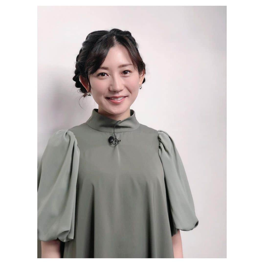 佐々木瞳さんのインスタグラム写真 - (佐々木瞳Instagram)「【4/18ヒットナビ👗衣装】 （※こちらも4/6に都内にて収録しています） ・ 今年の人気くすみカラーのグリーンワンピース🍀 大きめのバルーン袖、 ウエストで切り替えしなしで、足もとまであるAラインのロング丈が可愛い💕 甘めなデザインなんだけれど、 くすみグリーンで上品さもプラス🎀 バックは、少し肌が見えるデザインになってるよ😘 #衣装 #smeralda #ヒットナビ #福島放送 #佐々木瞳 #アナウンサー #佐々木瞳アナウンサー #春コーデ #春コーディネート #春コーディネートスタイル #春が好き #ワンピース #くすみカラー #くすみグリーン #くすみグリーンワンピース #くすみグリーンコーデ ・ ・ ヘアスタイルは、編み込み&三つ編みをして、２つにまとめて🎀シンプルな白黒のお花の髪飾りをつけて上品な春らしいヘアスタイルにしてもらったよ🌸 #アレンジヘア #ヘアスタイル #テレビ用ヘアメイク #編み込みアレンジ #編み込みアレンジヘア ・ ・ 今回は、おいしさと栄養にこだわったグラノーラとドライフルーツ、カルビー「フルグラ」を紹介🍎🍏甘さを控えめにしてリニューアル✨ 私も毎朝、ミルクやヨーグルトに混ぜたりして食べてるよ🍽💕 #フルグラ #グラノーラ #ドライフルーツ #カルビー #朝食にぴったり」4月30日 13時10分 - hitomihappygirl1026