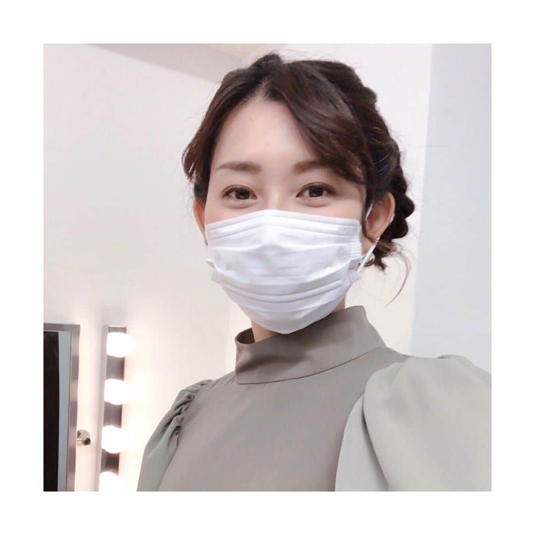 佐々木瞳さんのインスタグラム写真 - (佐々木瞳Instagram)「【4/18ヒットナビ👗衣装】 （※こちらも4/6に都内にて収録しています） ・ 今年の人気くすみカラーのグリーンワンピース🍀 大きめのバルーン袖、 ウエストで切り替えしなしで、足もとまであるAラインのロング丈が可愛い💕 甘めなデザインなんだけれど、 くすみグリーンで上品さもプラス🎀 バックは、少し肌が見えるデザインになってるよ😘 #衣装 #smeralda #ヒットナビ #福島放送 #佐々木瞳 #アナウンサー #佐々木瞳アナウンサー #春コーデ #春コーディネート #春コーディネートスタイル #春が好き #ワンピース #くすみカラー #くすみグリーン #くすみグリーンワンピース #くすみグリーンコーデ ・ ・ ヘアスタイルは、編み込み&三つ編みをして、２つにまとめて🎀シンプルな白黒のお花の髪飾りをつけて上品な春らしいヘアスタイルにしてもらったよ🌸 #アレンジヘア #ヘアスタイル #テレビ用ヘアメイク #編み込みアレンジ #編み込みアレンジヘア ・ ・ 今回は、おいしさと栄養にこだわったグラノーラとドライフルーツ、カルビー「フルグラ」を紹介🍎🍏甘さを控えめにしてリニューアル✨ 私も毎朝、ミルクやヨーグルトに混ぜたりして食べてるよ🍽💕 #フルグラ #グラノーラ #ドライフルーツ #カルビー #朝食にぴったり」4月30日 13時10分 - hitomihappygirl1026