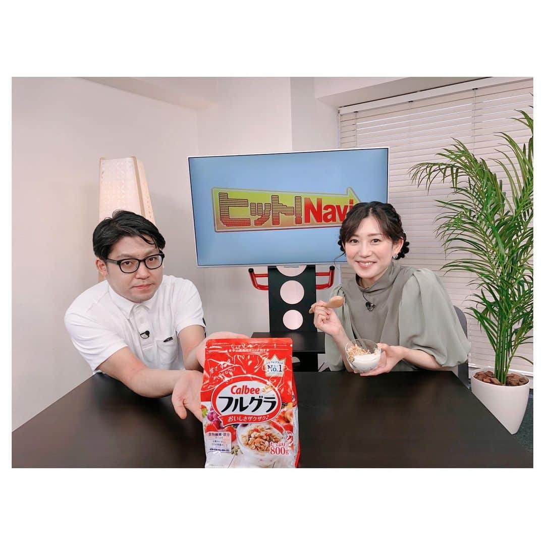 佐々木瞳さんのインスタグラム写真 - (佐々木瞳Instagram)「【4/18ヒットナビ👗衣装】 （※こちらも4/6に都内にて収録しています） ・ 今年の人気くすみカラーのグリーンワンピース🍀 大きめのバルーン袖、 ウエストで切り替えしなしで、足もとまであるAラインのロング丈が可愛い💕 甘めなデザインなんだけれど、 くすみグリーンで上品さもプラス🎀 バックは、少し肌が見えるデザインになってるよ😘 #衣装 #smeralda #ヒットナビ #福島放送 #佐々木瞳 #アナウンサー #佐々木瞳アナウンサー #春コーデ #春コーディネート #春コーディネートスタイル #春が好き #ワンピース #くすみカラー #くすみグリーン #くすみグリーンワンピース #くすみグリーンコーデ ・ ・ ヘアスタイルは、編み込み&三つ編みをして、２つにまとめて🎀シンプルな白黒のお花の髪飾りをつけて上品な春らしいヘアスタイルにしてもらったよ🌸 #アレンジヘア #ヘアスタイル #テレビ用ヘアメイク #編み込みアレンジ #編み込みアレンジヘア ・ ・ 今回は、おいしさと栄養にこだわったグラノーラとドライフルーツ、カルビー「フルグラ」を紹介🍎🍏甘さを控えめにしてリニューアル✨ 私も毎朝、ミルクやヨーグルトに混ぜたりして食べてるよ🍽💕 #フルグラ #グラノーラ #ドライフルーツ #カルビー #朝食にぴったり」4月30日 13時10分 - hitomihappygirl1026