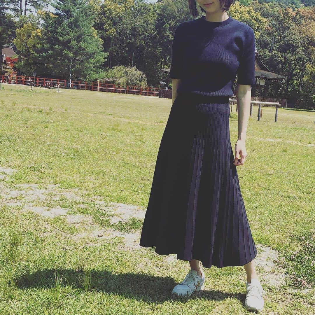益田麻衣のインスタグラム：「少しだけお散歩。 今日は早く着たかったミラオーウェンのセットアップで♡  #お散歩 #コーデ #ootd #ファッション #fashion #ミラオーウェン #milaowen #セットアップ #navy」