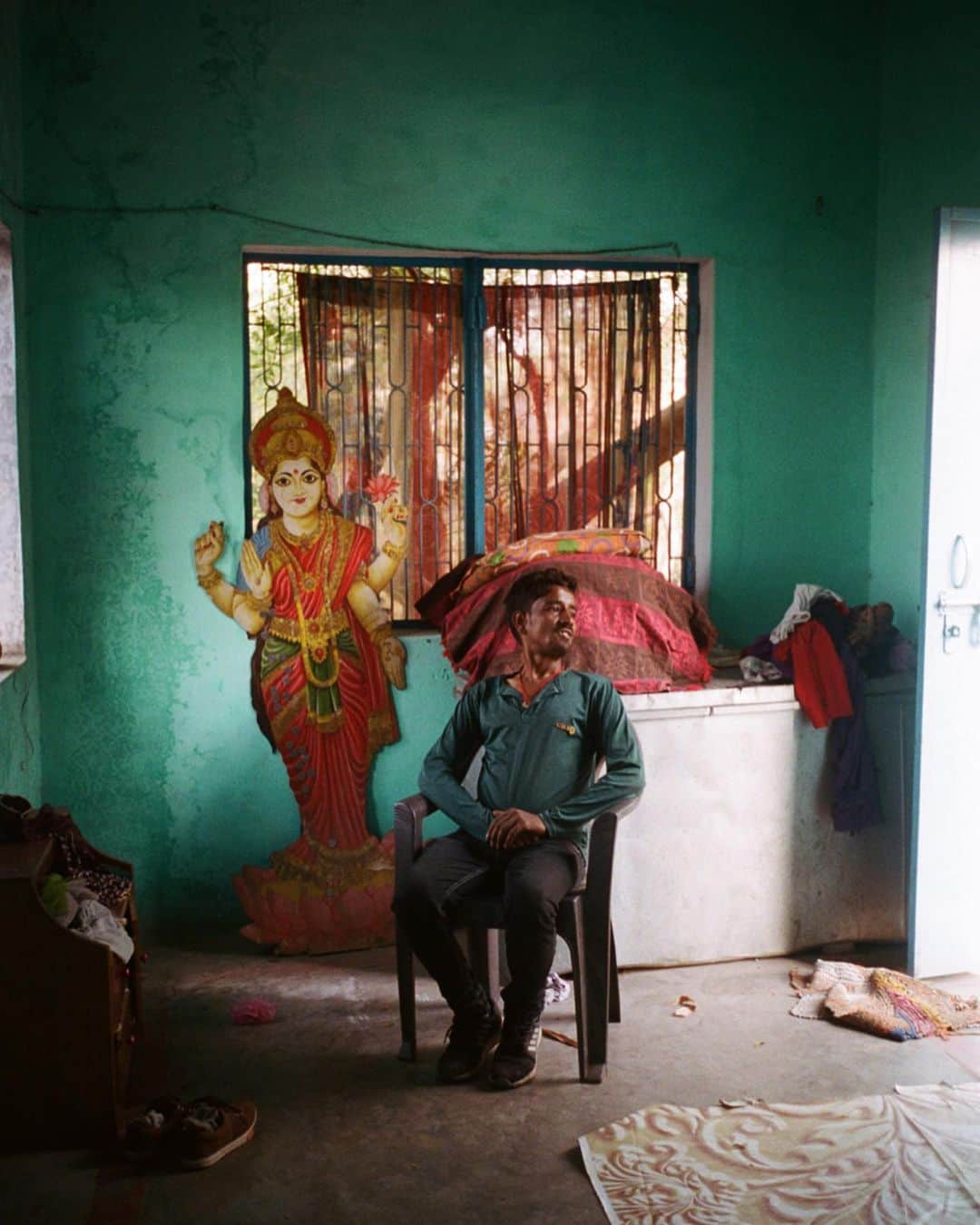 阿部裕介さんのインスタグラム写真 - (阿部裕介Instagram)「STAY HOME AND HAVE HOPE  1st image: Mukesh who guides me every year when I go to Varanasi.  I don't know his contact, but he is always at the crossroads in Godoria.  It's been about 8 years since then.  Varanasi,India 2018  2nd image: Single father living in a small village across the Ganges River.  I'm in the rowing business. Varanasi,India 2018」4月30日 13時25分 - abe_yusuke