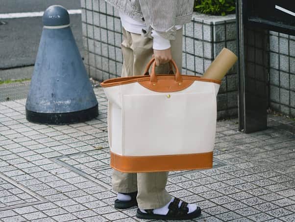 HERZ ヘルツさんのインスタグラム写真 - (HERZ ヘルツInstagram)「キナリ×キャメル2020﻿ ﻿ 今年も日本製キャンバスとヘルツの革で、作り手が鞄を作りました。﻿ オンラインショップでの受注販売です。﻿ ﻿ プロフィールのURLからオンラインショップやブログをご覧いただけます。﻿ ﻿ これからのんびりアップする予定の作り手ブログも、お楽しみに…﻿ ﻿ ﻿ #HERZ﻿ #ヘルツ﻿ #キャンバス﻿ #倉敷帆布﻿ #革鞄﻿ #leather﻿ #ruck﻿ #tote﻿ #boston﻿ #shoulderbag﻿」4月30日 13時28分 - herz_bag