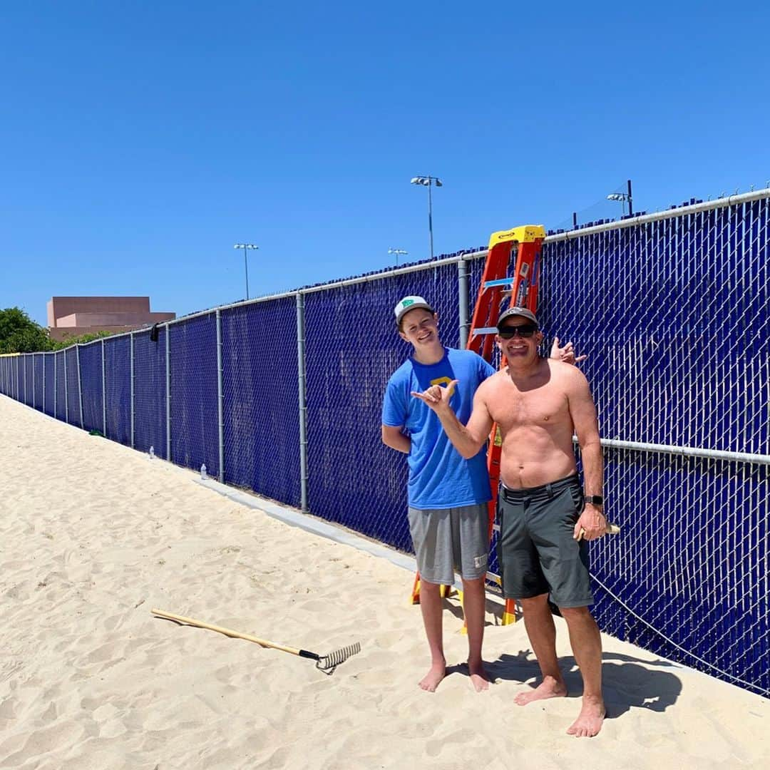 カーリー・ウォパットさんのインスタグラム写真 - (カーリー・ウォパットInstagram)「While waiting for the school board to approve our perimeter work plans, we recruited some friends & fam to put in some solid work at Twin Palms Beach Volleyball Courts!  We finished the fence slats, did some weeding and raking for maintenance, and @sandcourtexperts Mark Paaluhi brought in another truck load of sand and worked on grading.  It is coming along and bright days of volleyball are just around the corner. A big mahalo to Shawn & CD Sullivan, Chris & Grant Hughes, Joani Price, and Chris Jones. ❤️🏐🌴🌴 . #twinpalmsbeachcourts #dospuebloshighschool #professionalfenceslatter」4月30日 13時43分 - carlywopat