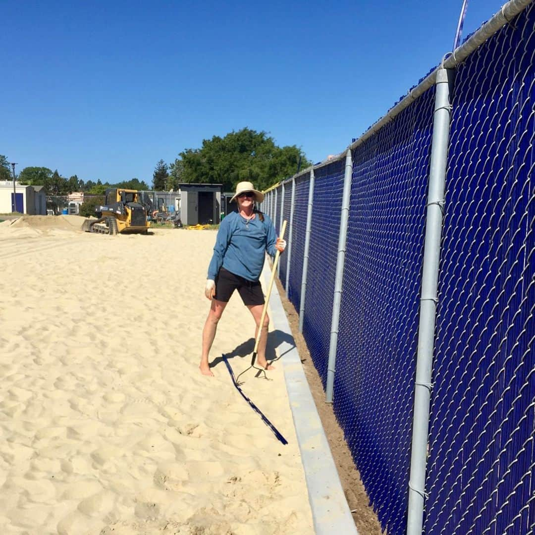 カーリー・ウォパットさんのインスタグラム写真 - (カーリー・ウォパットInstagram)「While waiting for the school board to approve our perimeter work plans, we recruited some friends & fam to put in some solid work at Twin Palms Beach Volleyball Courts!  We finished the fence slats, did some weeding and raking for maintenance, and @sandcourtexperts Mark Paaluhi brought in another truck load of sand and worked on grading.  It is coming along and bright days of volleyball are just around the corner. A big mahalo to Shawn & CD Sullivan, Chris & Grant Hughes, Joani Price, and Chris Jones. ❤️🏐🌴🌴 . #twinpalmsbeachcourts #dospuebloshighschool #professionalfenceslatter」4月30日 13時43分 - carlywopat