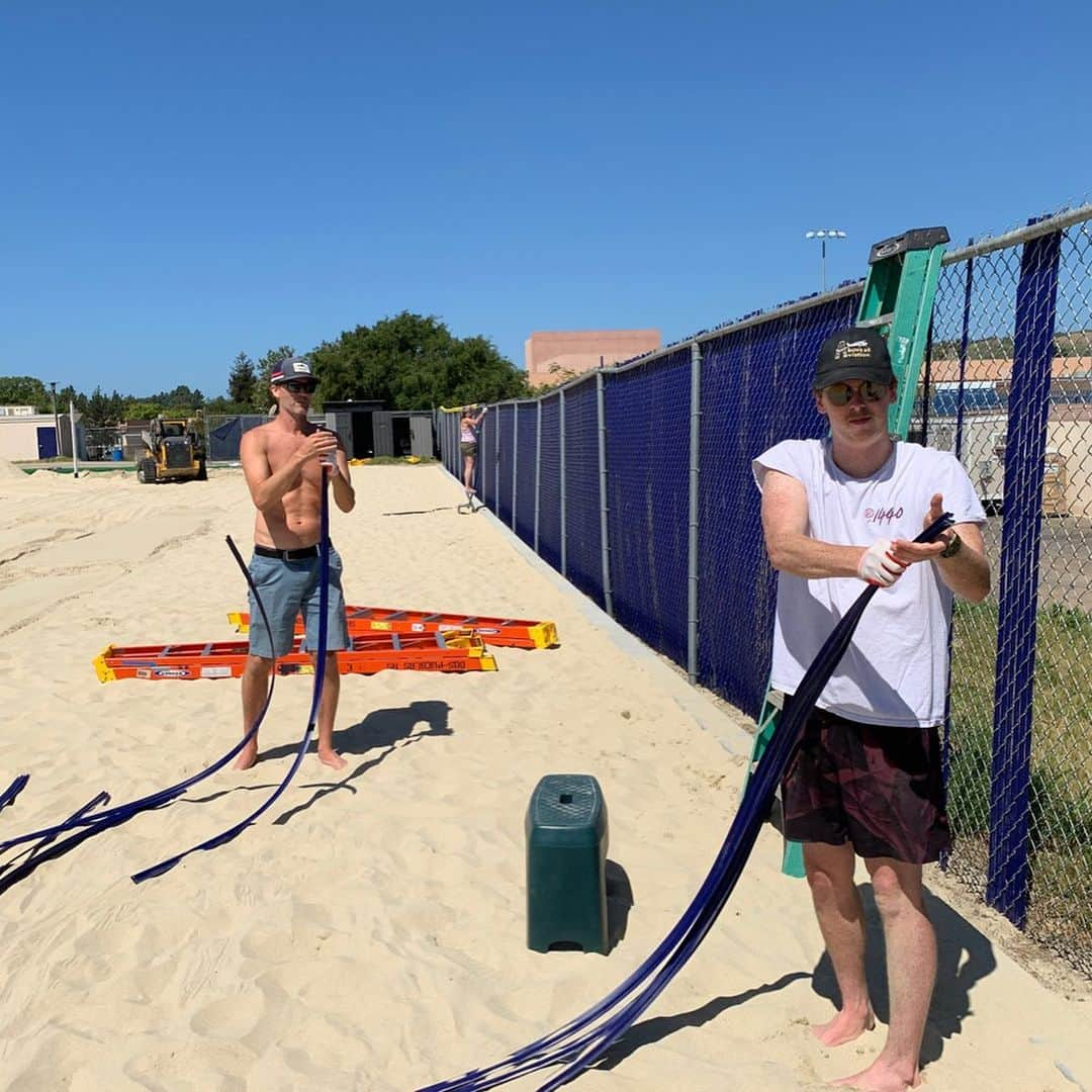 カーリー・ウォパットさんのインスタグラム写真 - (カーリー・ウォパットInstagram)「While waiting for the school board to approve our perimeter work plans, we recruited some friends & fam to put in some solid work at Twin Palms Beach Volleyball Courts!  We finished the fence slats, did some weeding and raking for maintenance, and @sandcourtexperts Mark Paaluhi brought in another truck load of sand and worked on grading.  It is coming along and bright days of volleyball are just around the corner. A big mahalo to Shawn & CD Sullivan, Chris & Grant Hughes, Joani Price, and Chris Jones. ❤️🏐🌴🌴 . #twinpalmsbeachcourts #dospuebloshighschool #professionalfenceslatter」4月30日 13時43分 - carlywopat