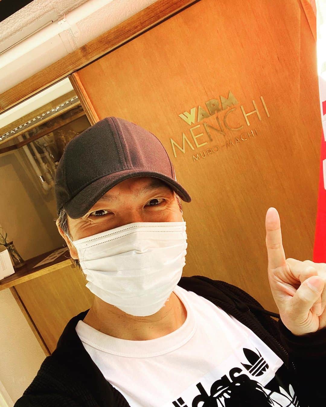 大澄賢也のインスタグラム：「20年以上のお付き合いのご夫婦、堀口さん夫妻が出した メンチカツのお弁当屋さんにー  場所は日本橋、その名は 「WARM  MENCHI  MURO-MACHI 」  本当に堀口さんの作る料理は絶品だなぁー  メンチカツのお弁当、最高でした👍 ちっちゃく紙で包んだデザートはブラウニー こういう気配りもGOOD😭 また、買いに行こう！  warm_menchiで検索 https://instagram.com/warm_menchi?igshid=1o6kh1fi3rin2」