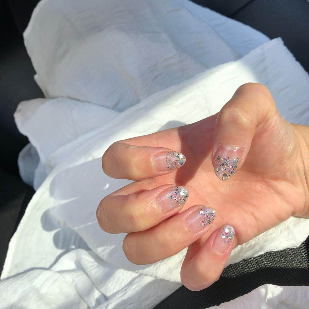 山下莉奈さんのインスタグラム写真 - (山下莉奈Instagram)「セルフネイルしました💅﻿ ﻿ いつもサロンで使ってるブライスとコラボの﻿ キラキラをネットで発見して✨﻿ （と、思ったらちょっと違う色だった笑）﻿ ﻿ ﻿ やっぱりこのラメは可愛いくてすき❤️﻿ #なみだの池　だよ✨﻿ ﻿ 満足です☺️💕﻿ ﻿ 水色はフットに💕﻿ ﻿ ﻿ 因みにこのラメと水色はプリジェル。﻿ 同じソフトジェルでもちょっと硬めな﻿ 仕上がりでオフするのも少し大変だなと﻿ 感じてたのでベースとトップのクリアジェルは﻿ 柔らかめなカルジェルを使っています♪﻿ ﻿ 比較的カルジェルはオフしやすいので﻿ サンドしてみました👍﻿ ﻿ #ブライス　#プリジェル　#カルジェル　#セルフネイル　#りなのつめ」4月30日 13時36分 - rinayamashita